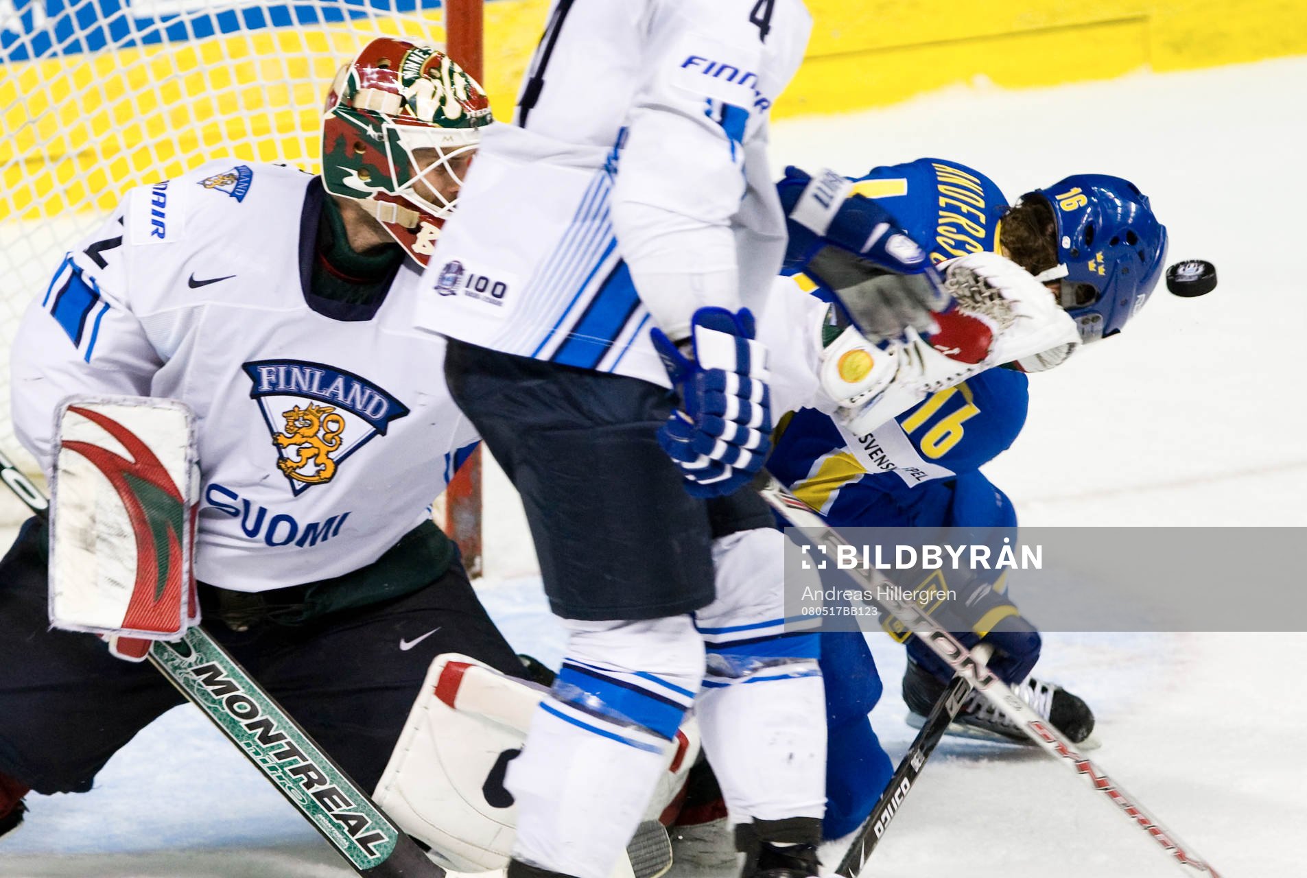 Niklas Bäckström, målvakt räddas av Johan Andersson som