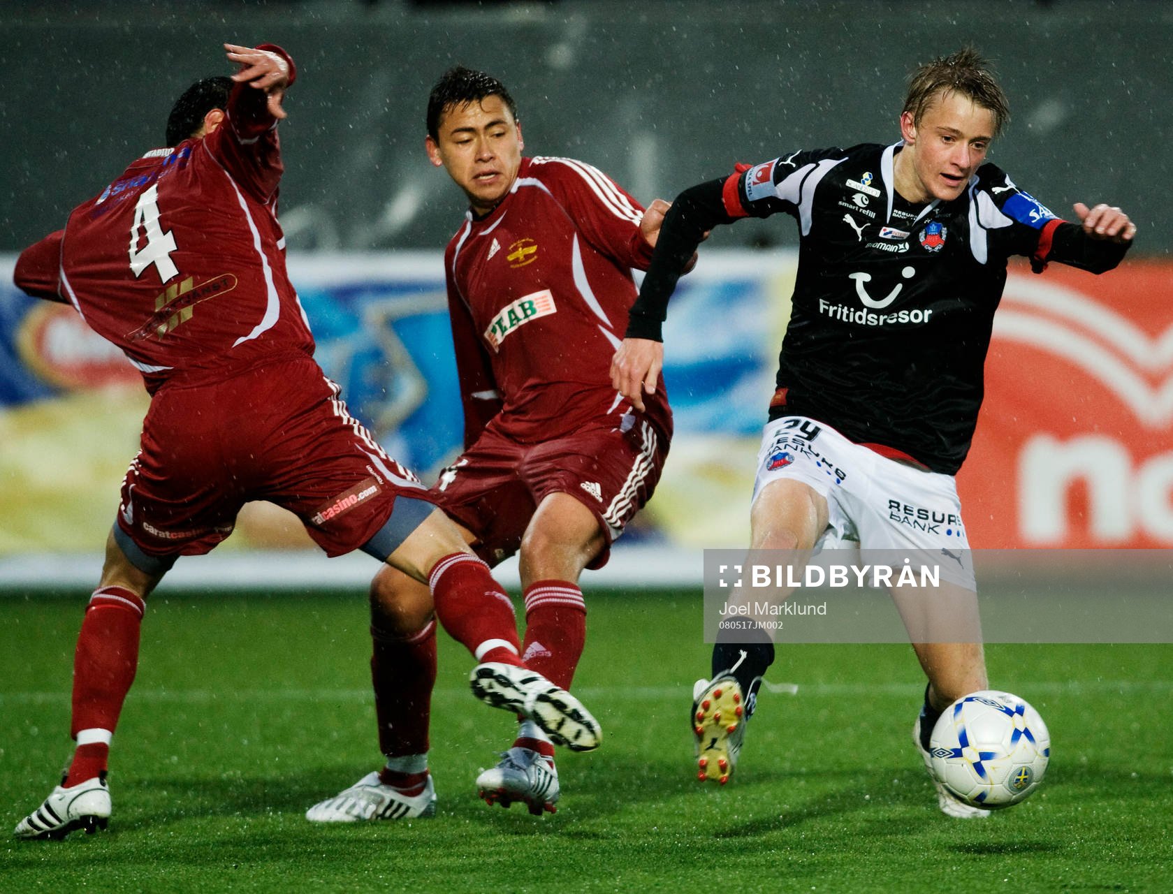 Rasmus Jönsson, Helsingborg, dribblar bort två försvarare