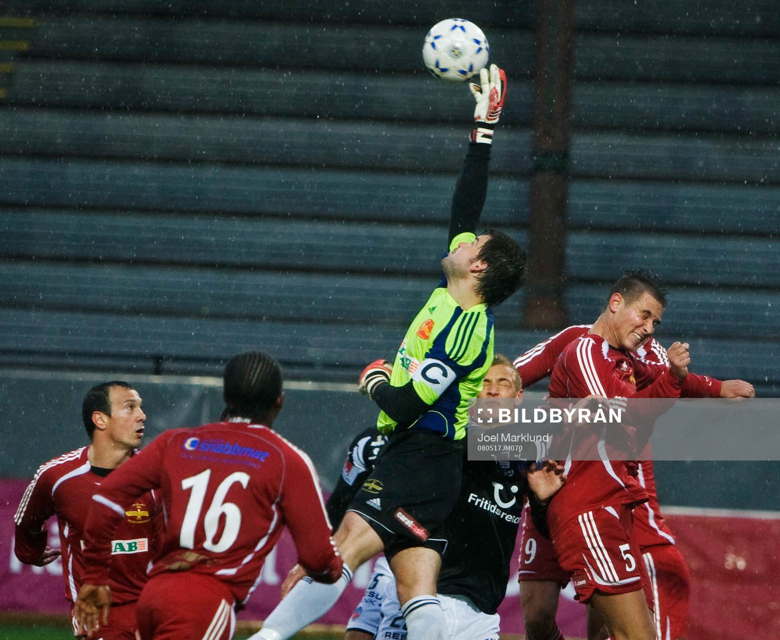 Jonas Bylund, målvakt, Syrianska, tar ner bollen på en