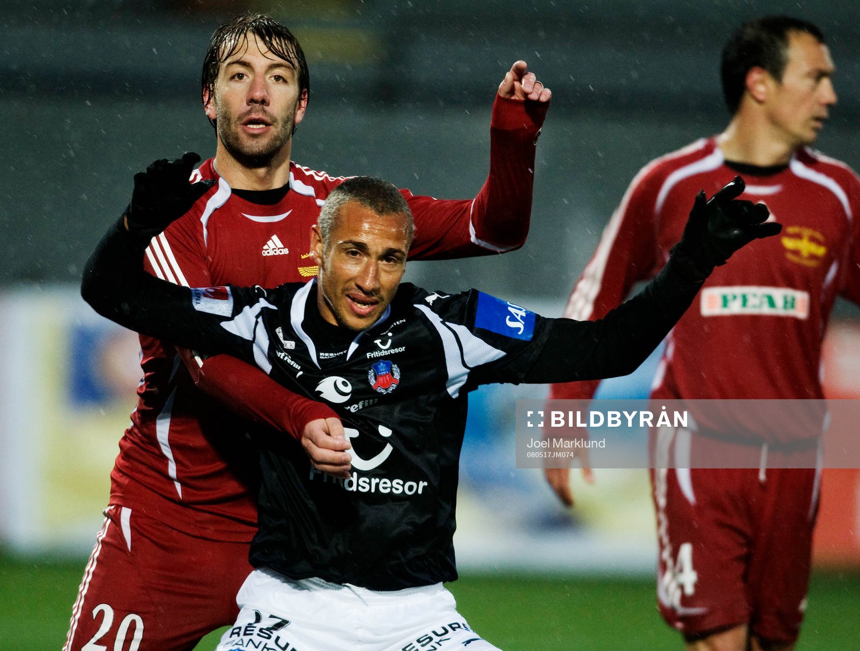 Henrik Larsson, Helsingborg, uppvaktas hårt av Joan Longo,