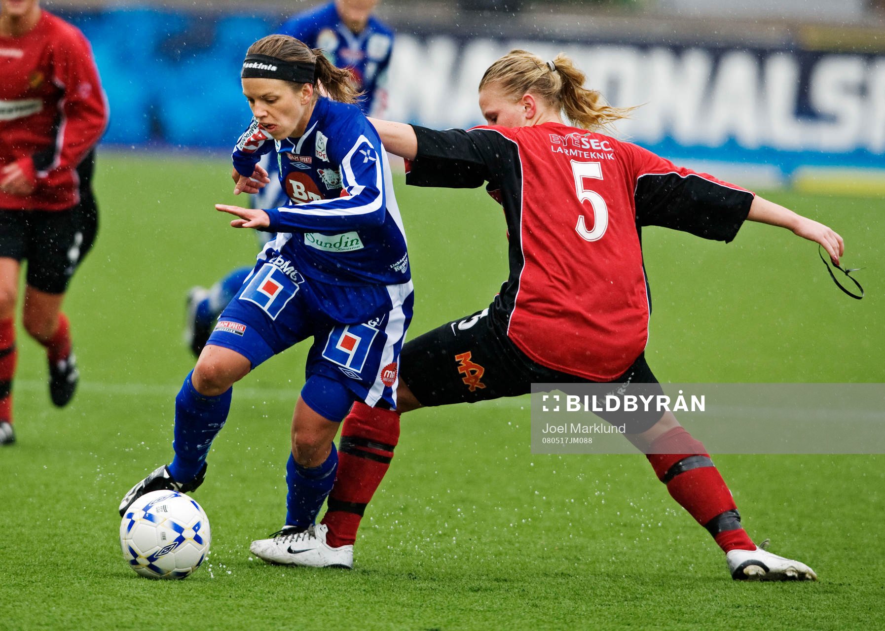  Ann Westermark, Linköping, tar sig förbi Johanna Willander, Vasalund.