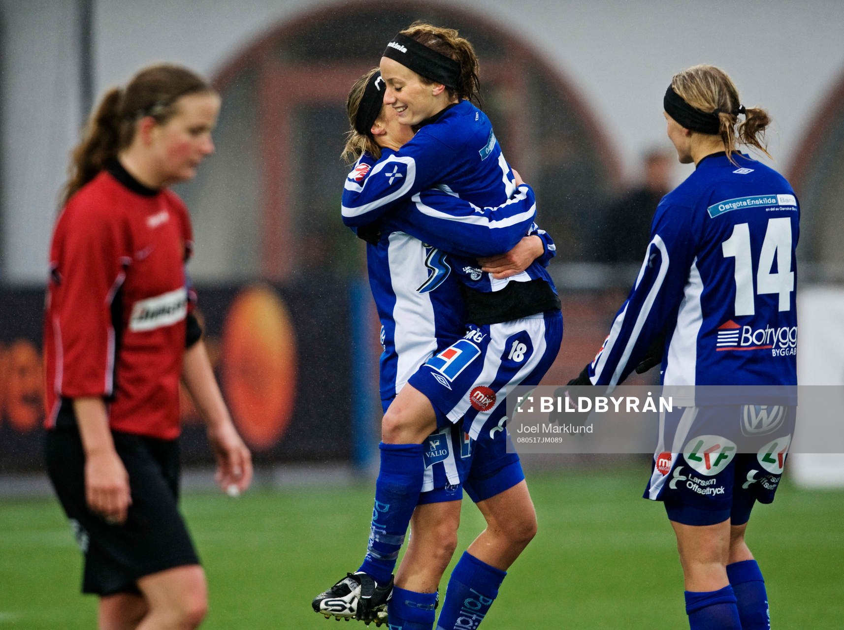 Kosovare Asllani, Linköping, gratulerar Maria Karlsson,
