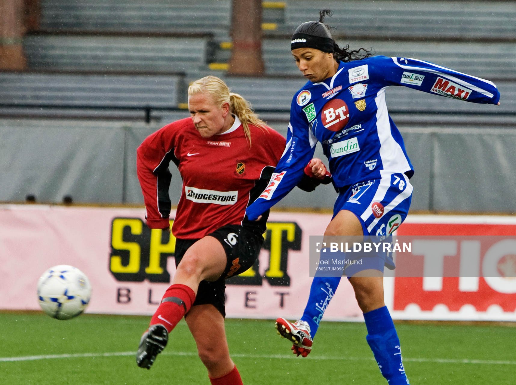  Cristiane, Linköping, skjuter bollen förbi Jessika Sundh, Vasalund.