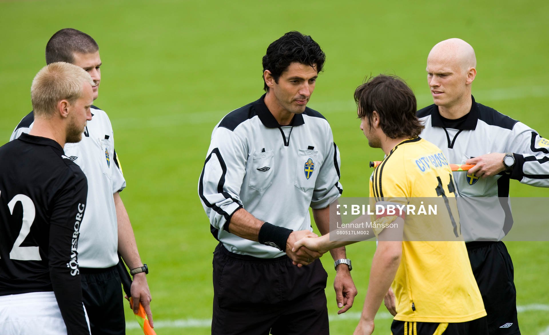 Hälsning. Domare och spelare hälsar på varandra före