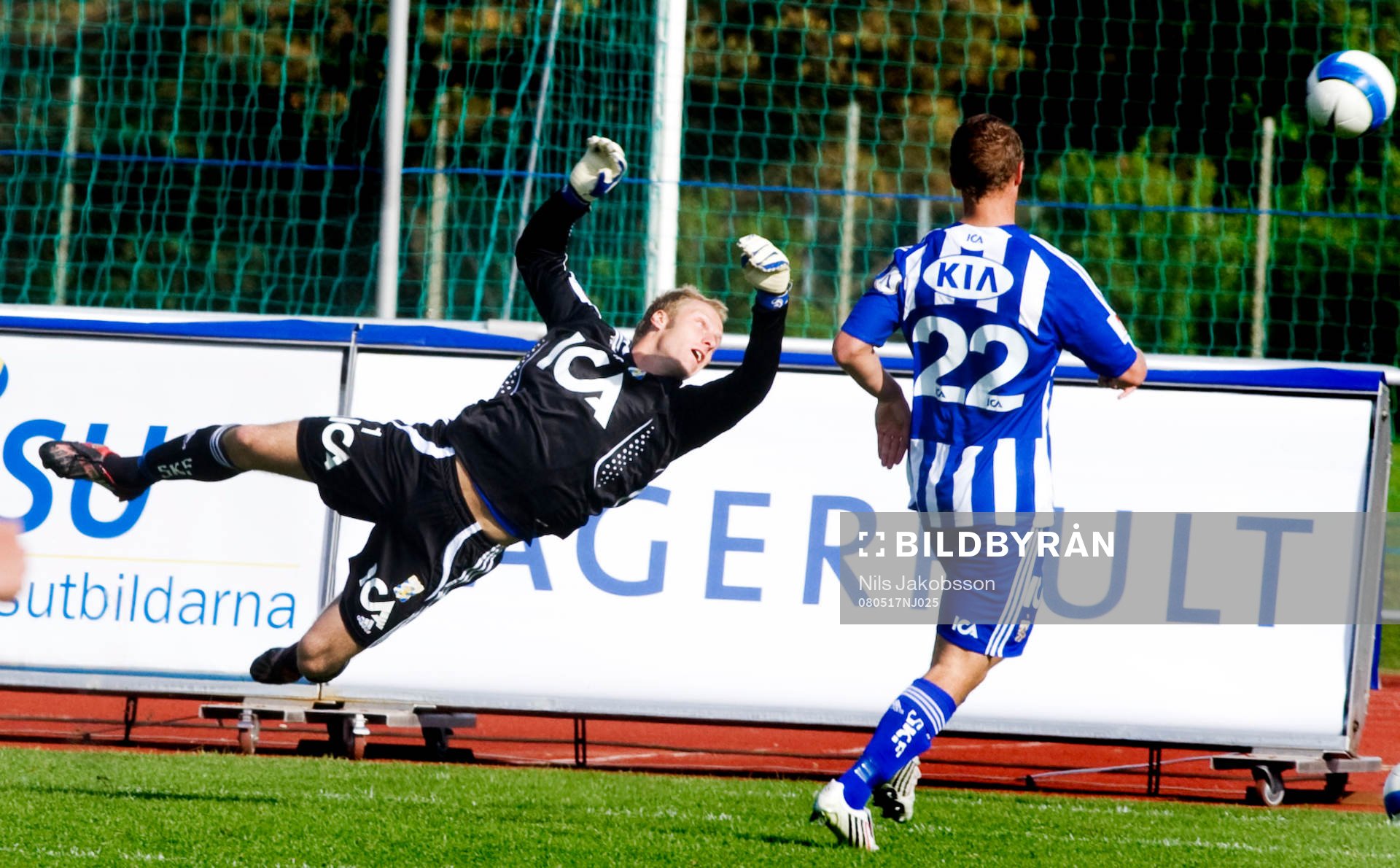 Kim Christensen, målvakt, Göteborg, ser bollen gå förbi