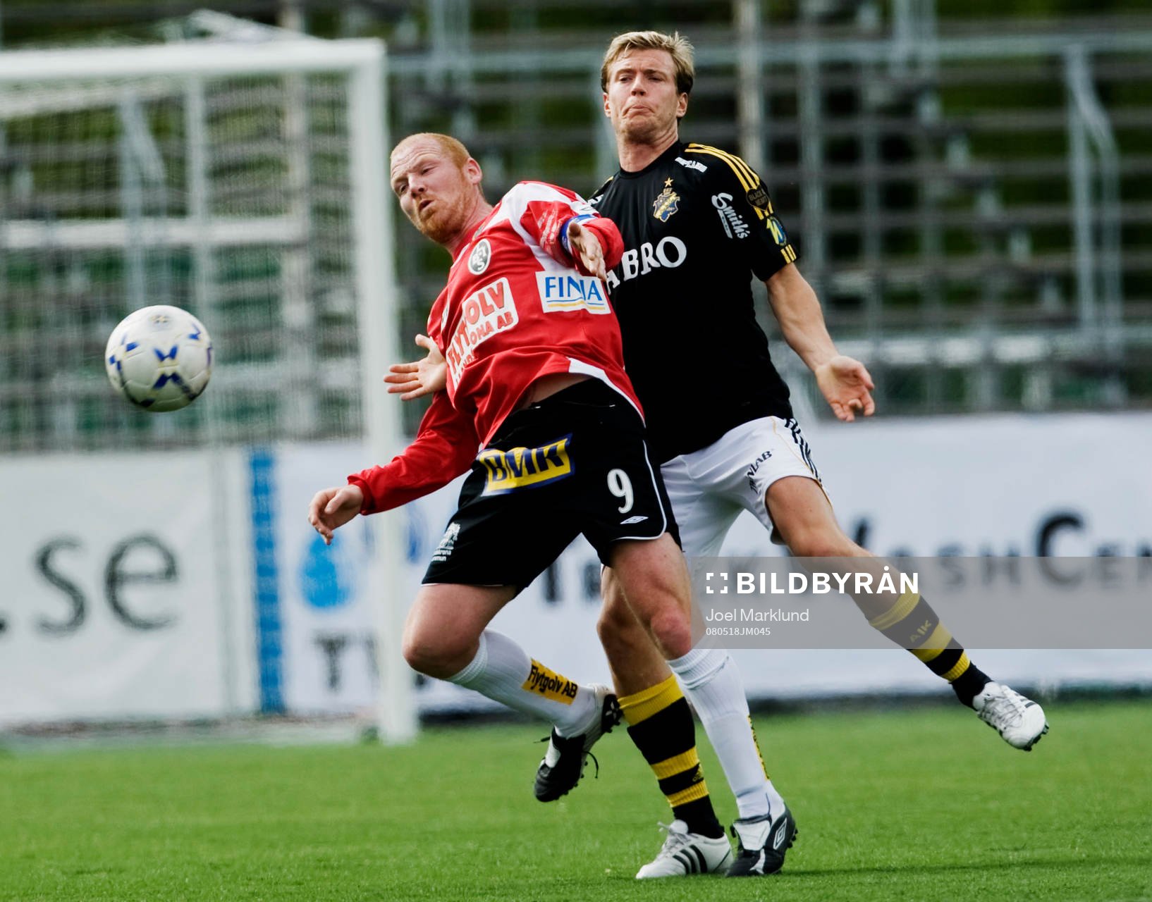 Jörgen Pettersson, Landskrona, tar ner bollen framför Per