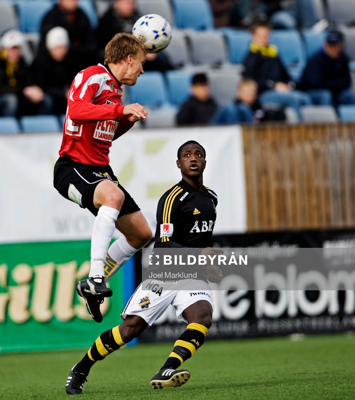  Linus Malmkvist, Landskrona, är före Saihou Jagne, AIK, på bollen.
