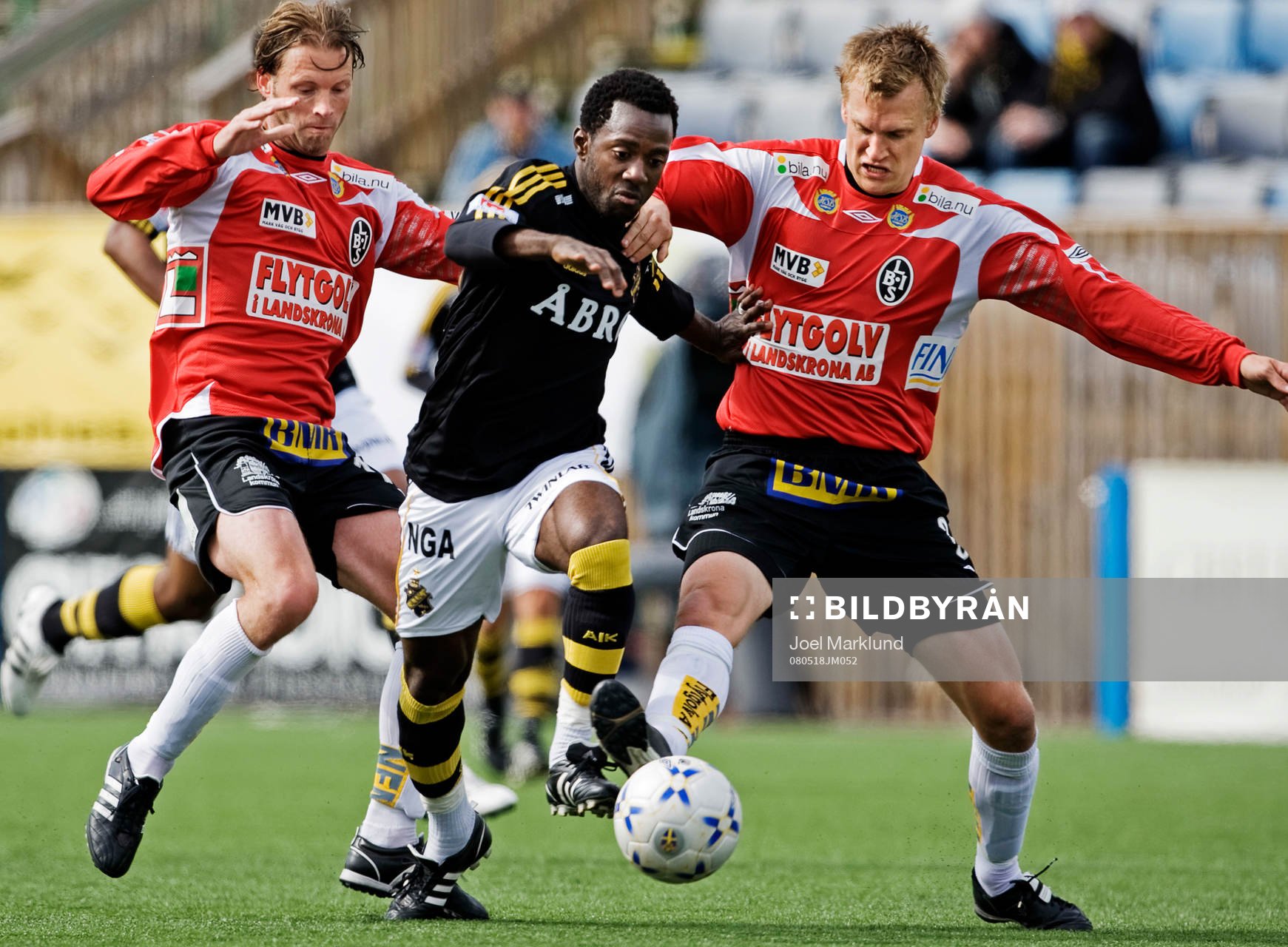 Dulee Johnson, AIK, har svårt att ta sig igenom