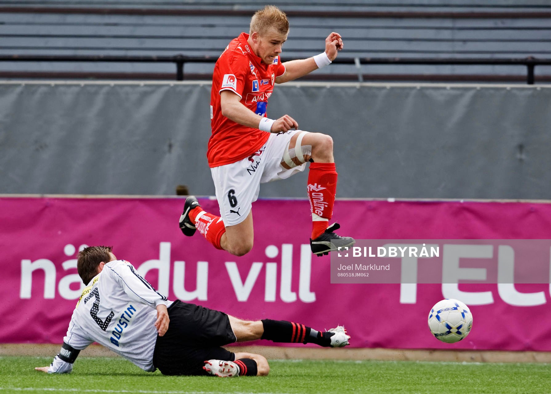 Jon Persson, Brommapojkarna, bryter en pass till Mikael