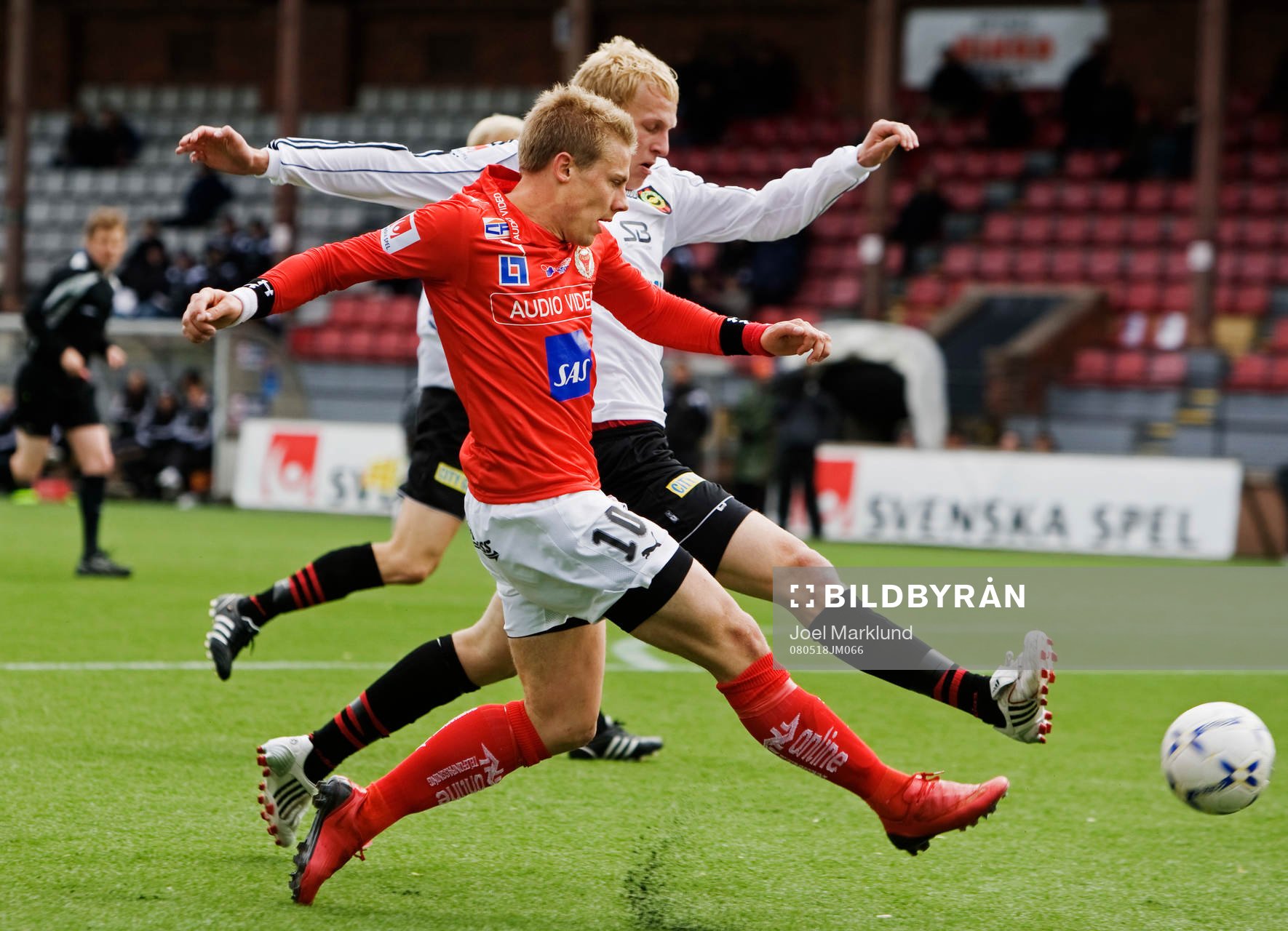Patrik Ingelsten, Kalmar, avfyrar ett skott på mål