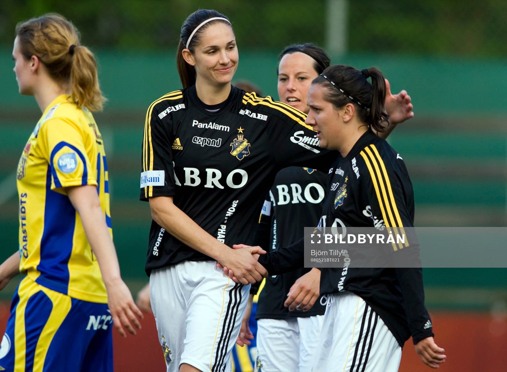 Kathryn Gill, och Lisa de Vanna, AIK