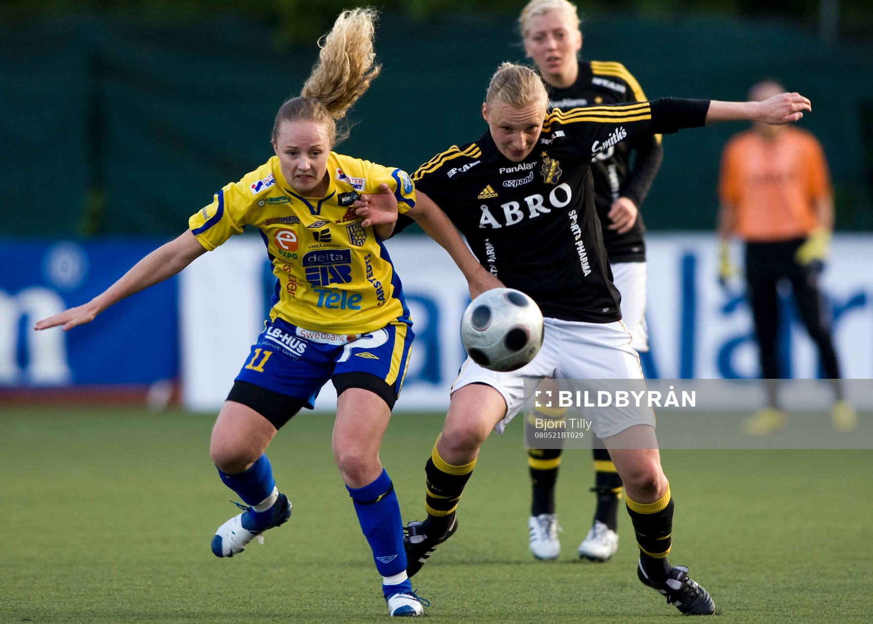 Vanessa Mångsén, Umeå Södra och Anne Mäkinen, AIK. 