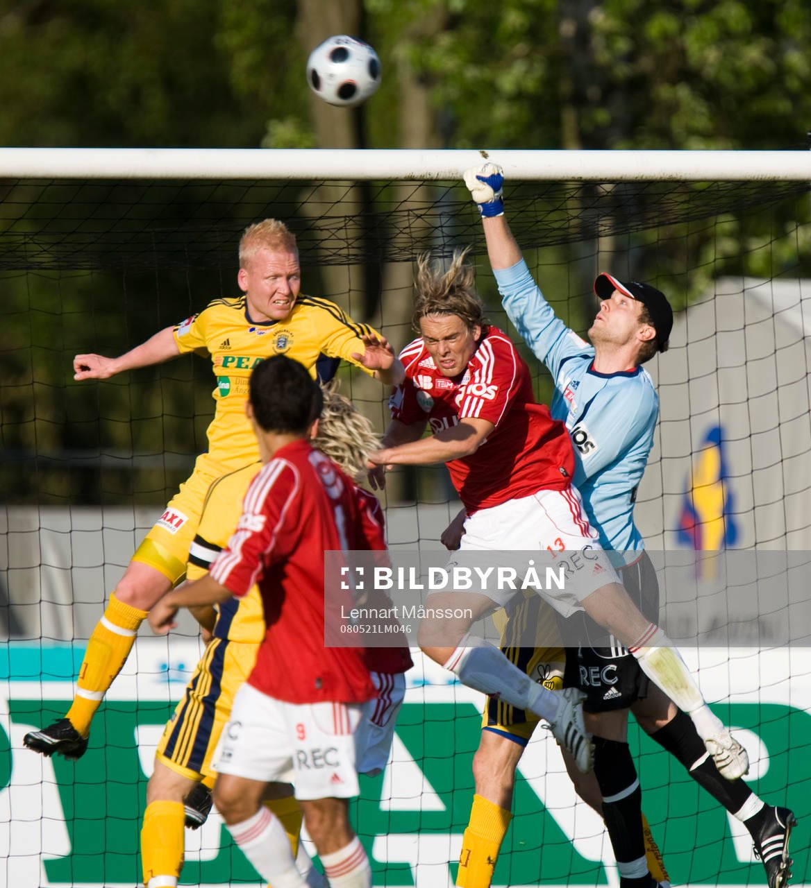 Degerfors målvakt Simon Nurme boxar bort framför Mattias