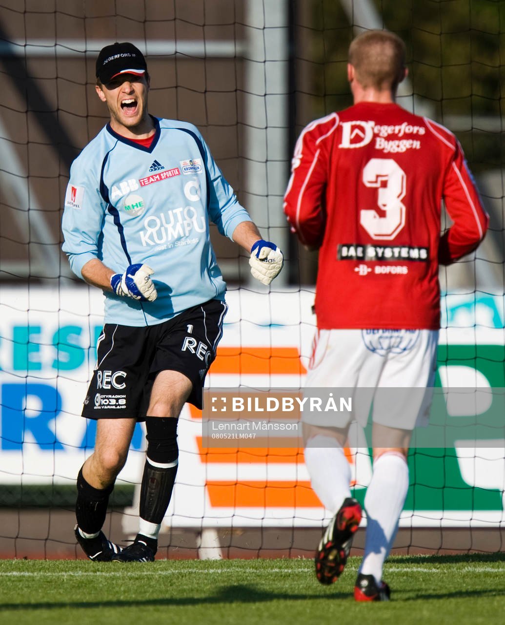 Jubel över straffräddning, målvakten Simon Nurme, och