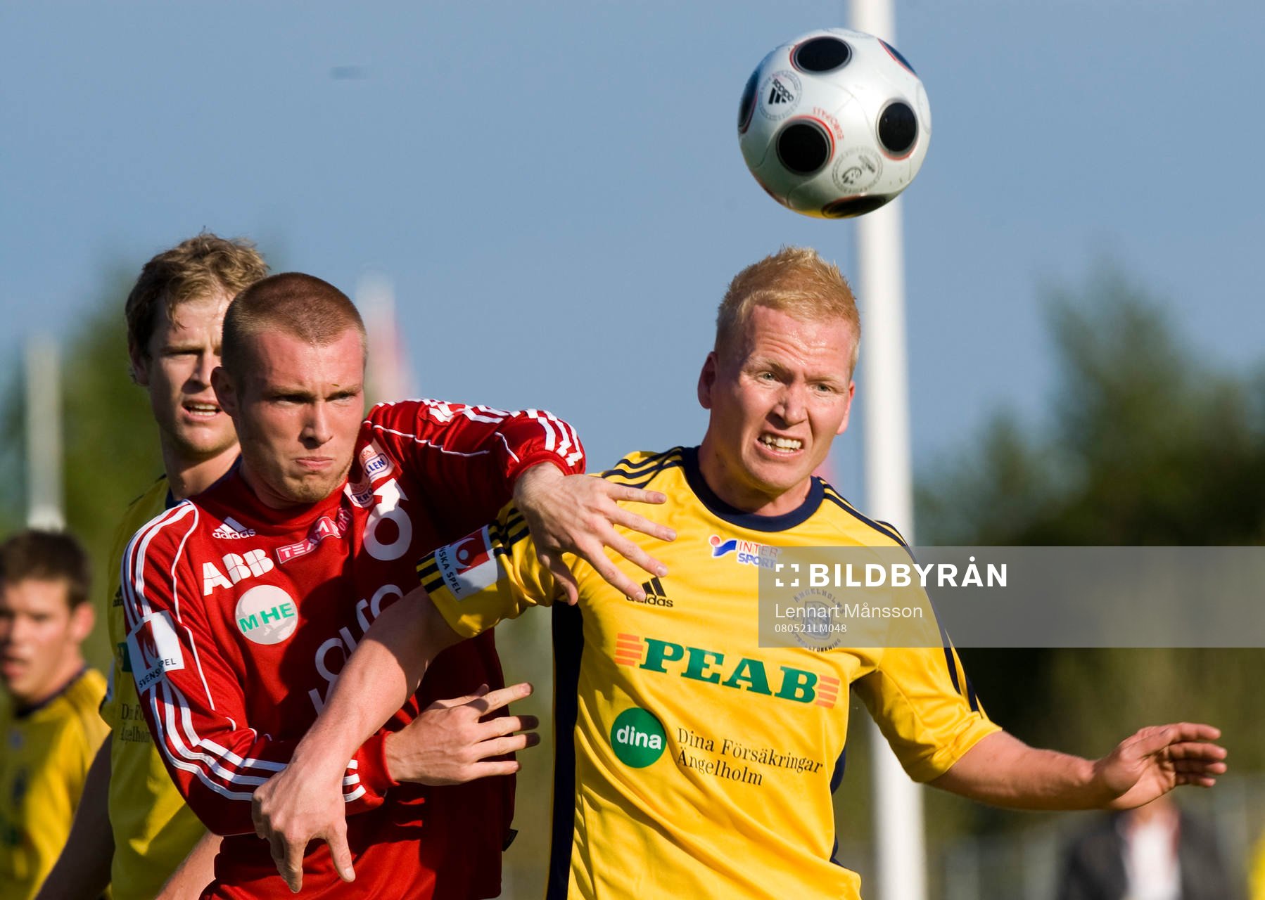 Magnus Tappert försöker stoppa Mattias Adelstam