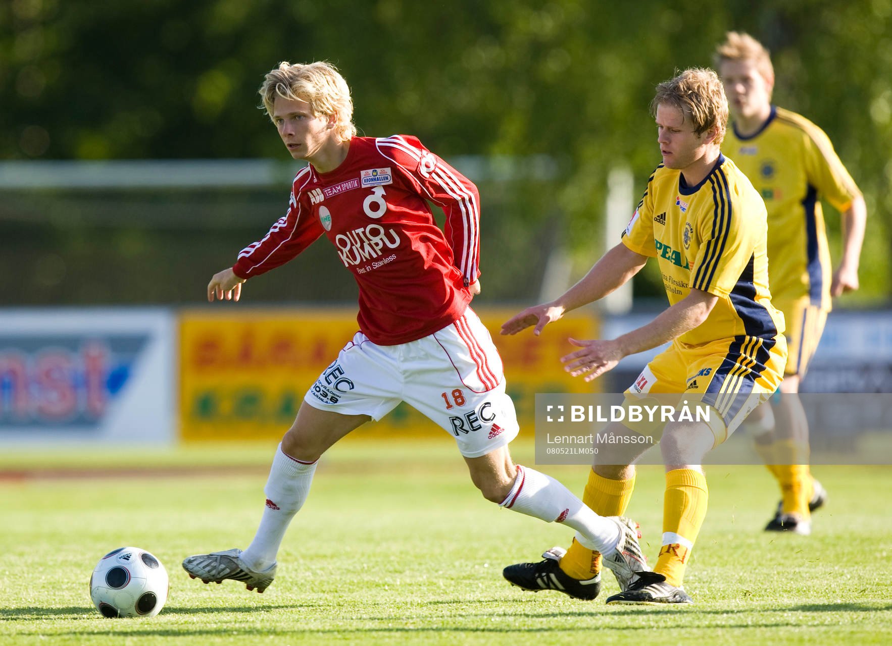Johan Bertilsson håller undan för två Ängelholms-spelare