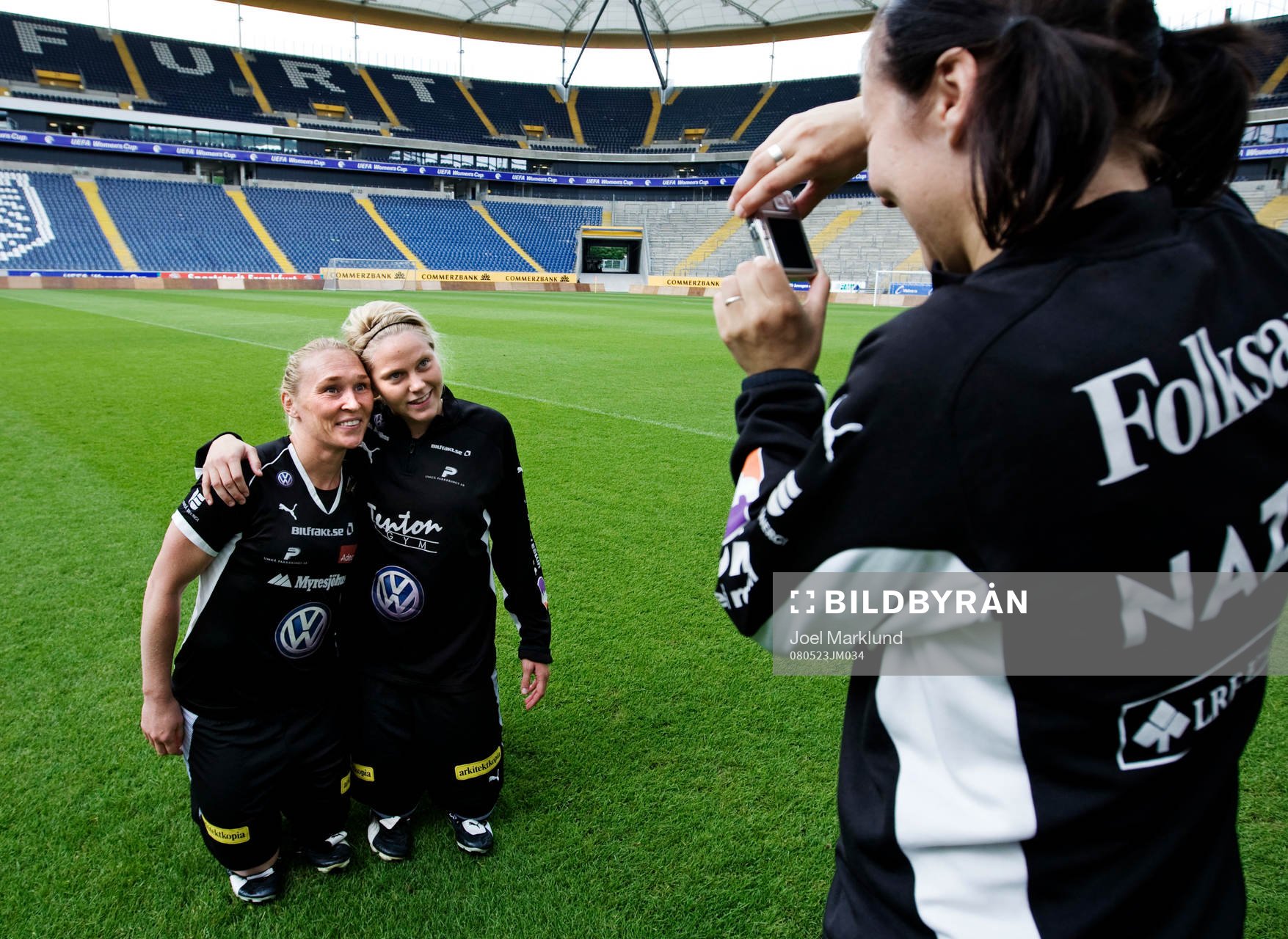 Frida Östberg och Lisa Dahlqvist spexar framför June