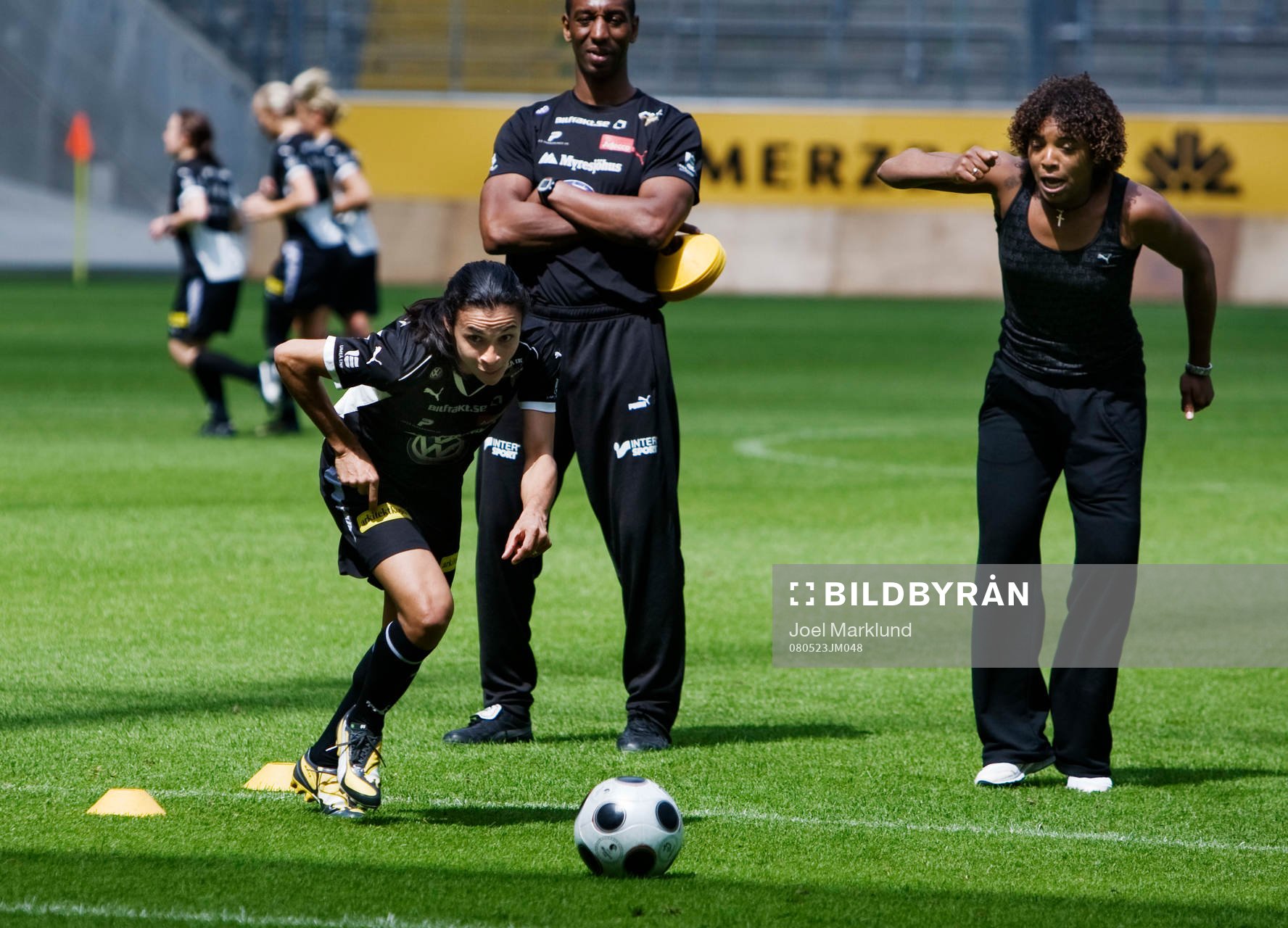 Marta skjuter mot mål och hejas på av Elaine