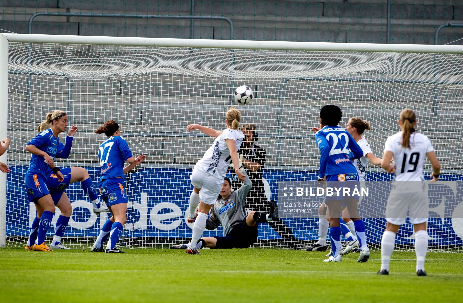 Dora Stefansdottir, Ldb skjuter 1-0 till Malmö bakom en chanslös Åsa Berglund, målvakt, Sunnanå.
