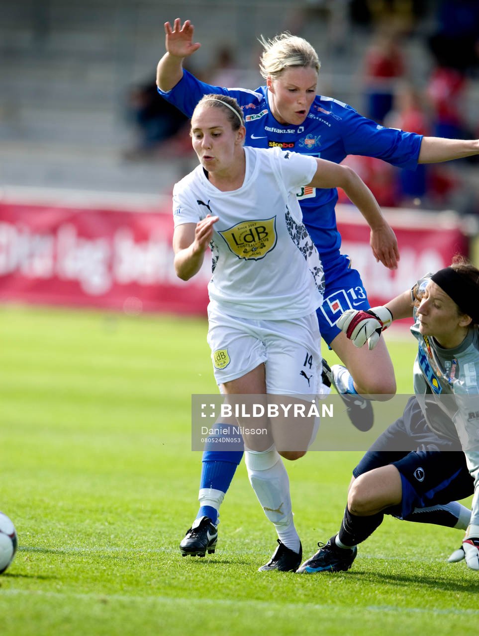  Manon Melis, Ldb springer förbi Mirjam Marklund och rundar Åsa Berglund, målvakt, Sunnanå och gör 4-0 till Ldb.