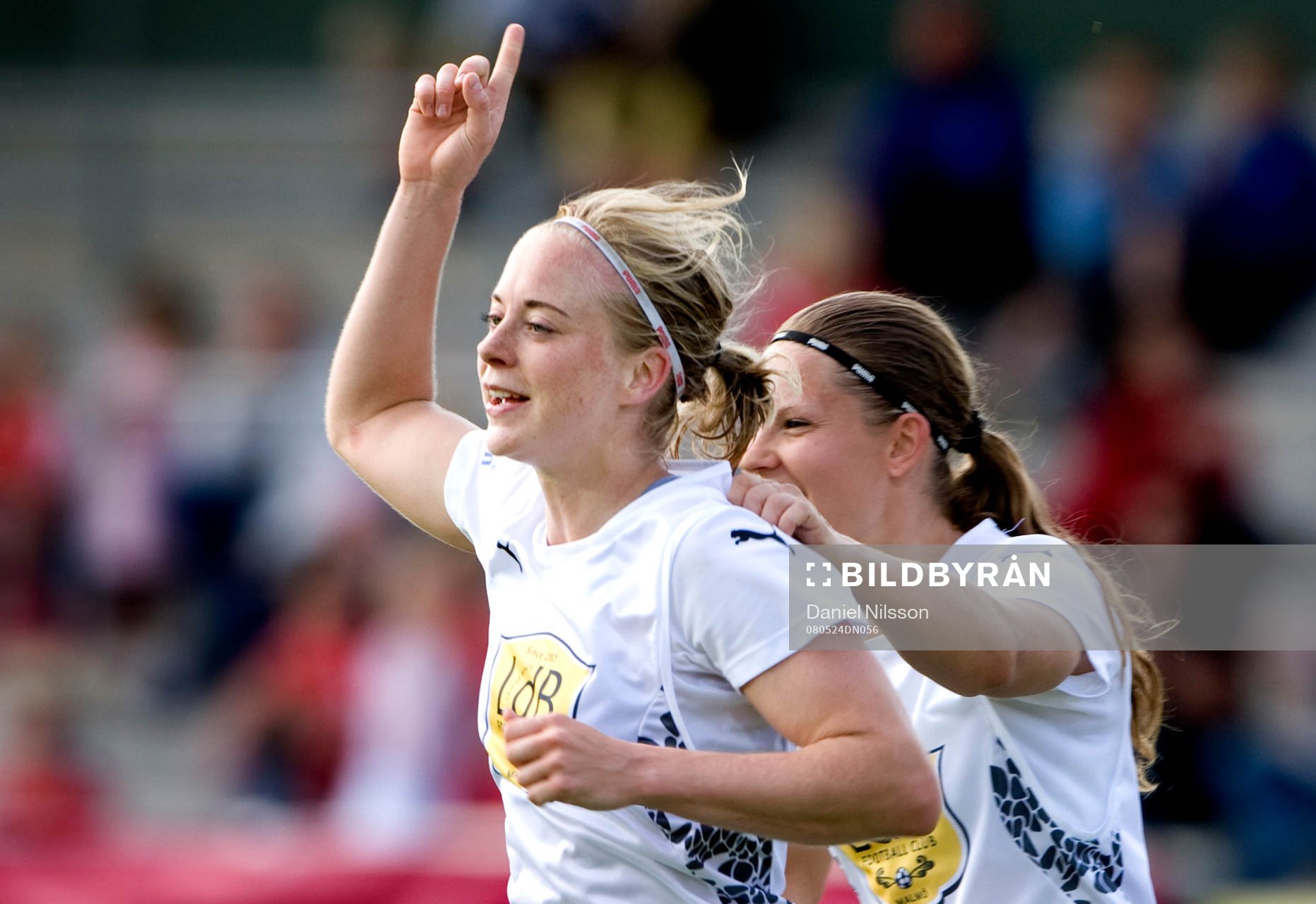  Dora Stefansdottir och Pavlina Scasna, Ldb jubel efter 5-0 målet.