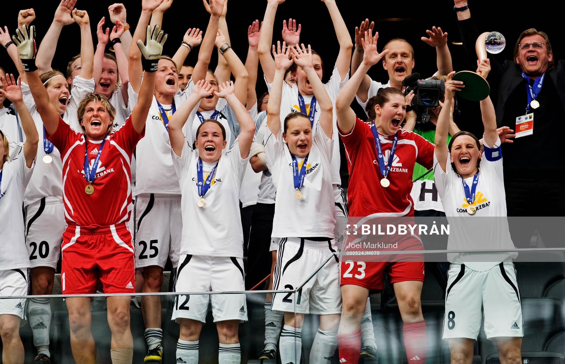 Tina Wunderlich, Frankfurt, håller upp bucklan. Övriga