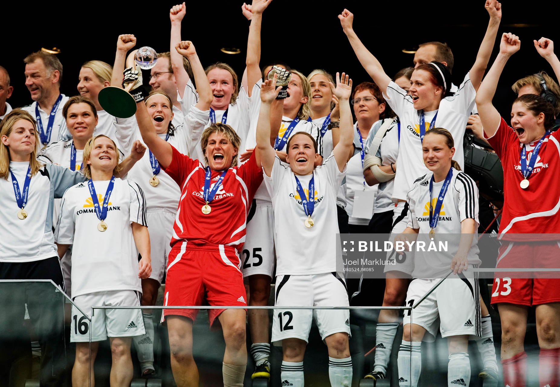 Skadade målvakten Silke Rottenberg höjer pokalen. pokal,