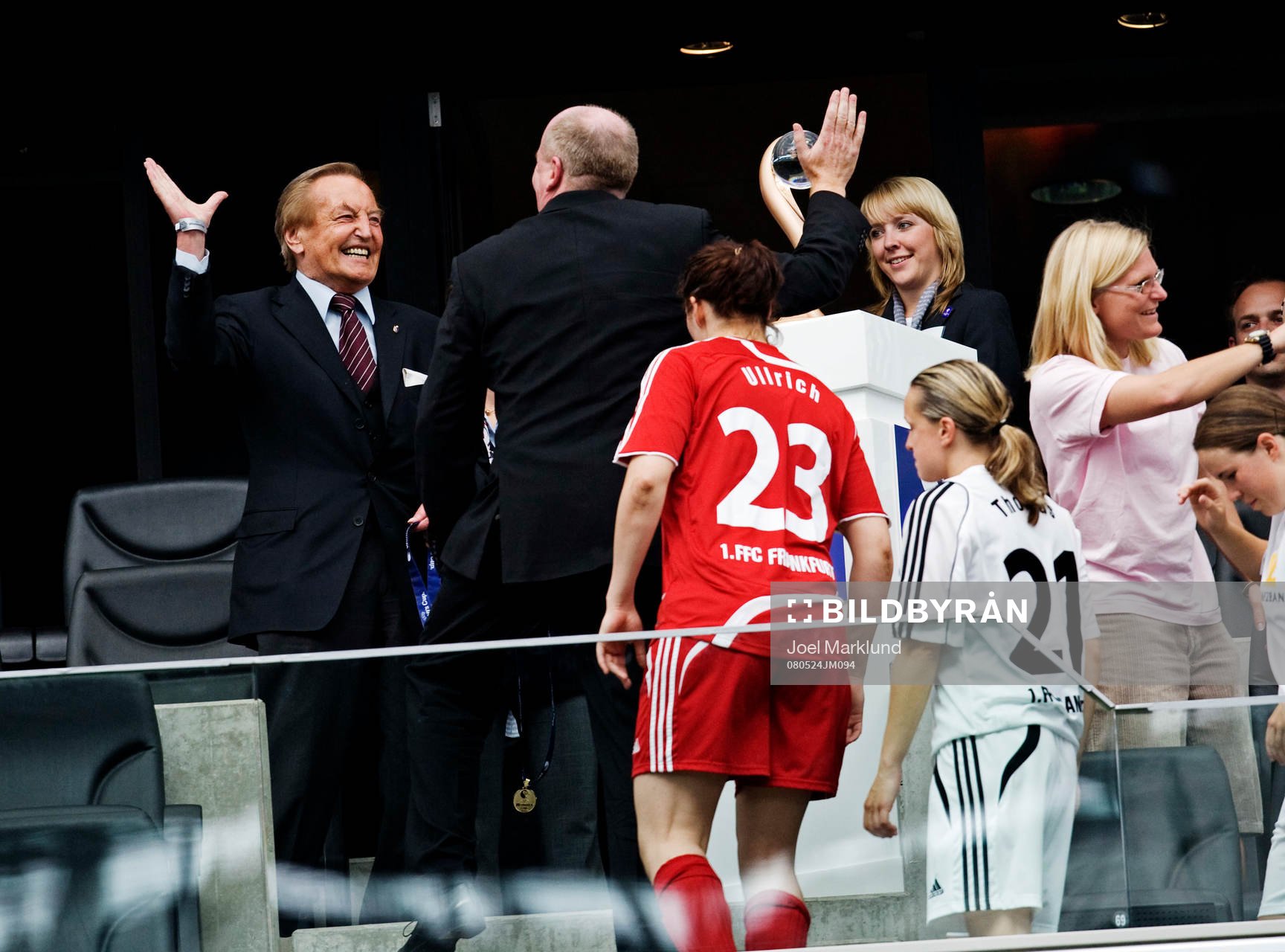 Prisutdelaren ger high-five åt Frankfurt