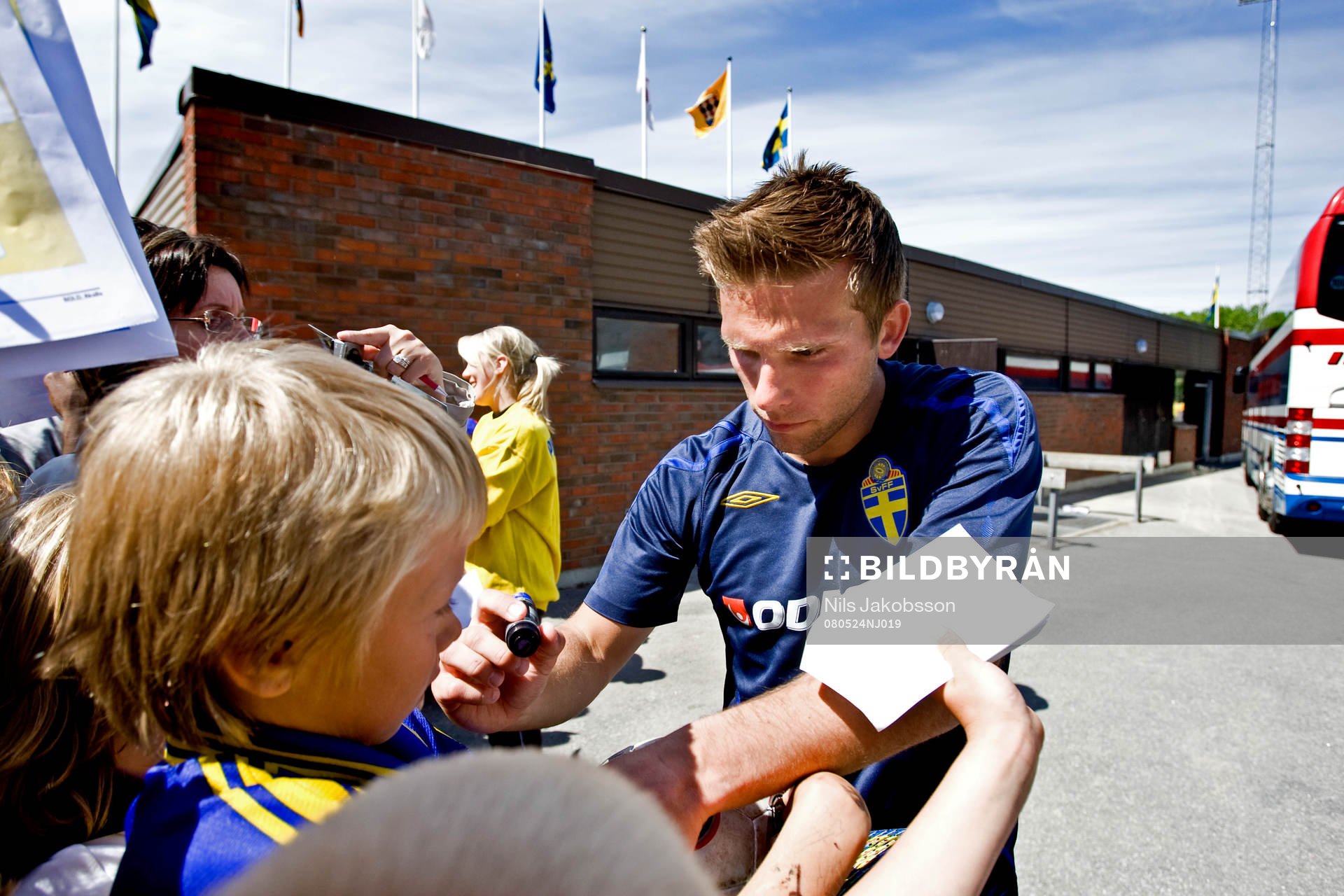 Anders Svensson skriver autograf