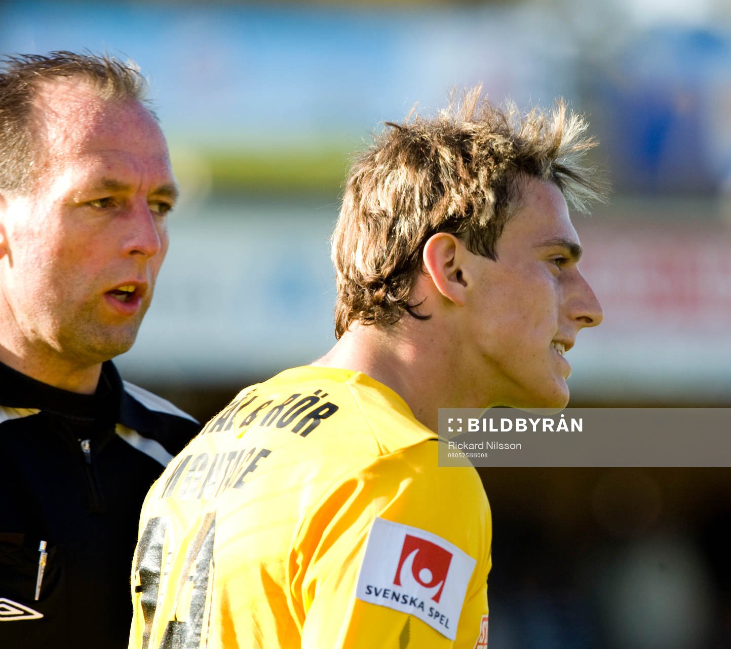 Håkan Jonasson, domare, visar ut Erton Fejzullahu, Mjällby