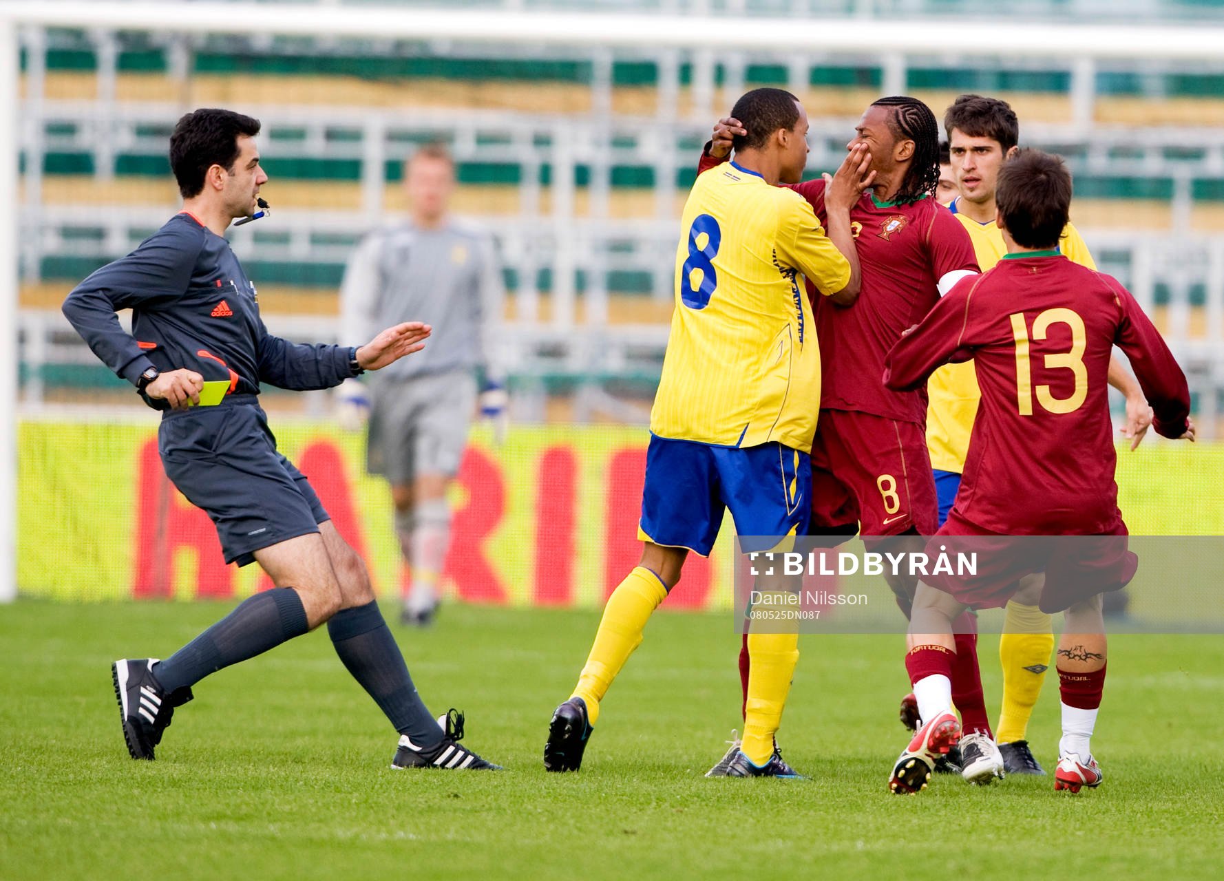 Domare Aleksandar Stavrev fick bryta ett bråk i inledning