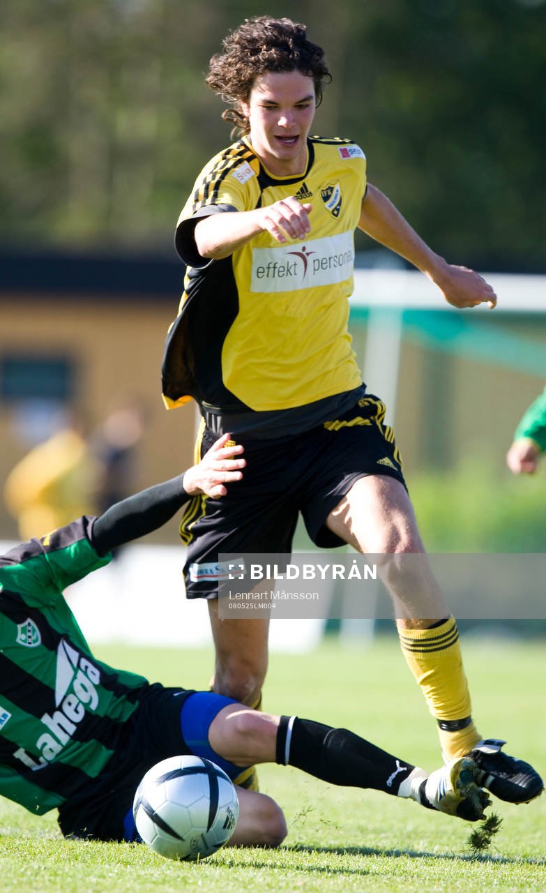  Filip Thurn glider förbi en Högaborgs-spelares utslängda ben.
