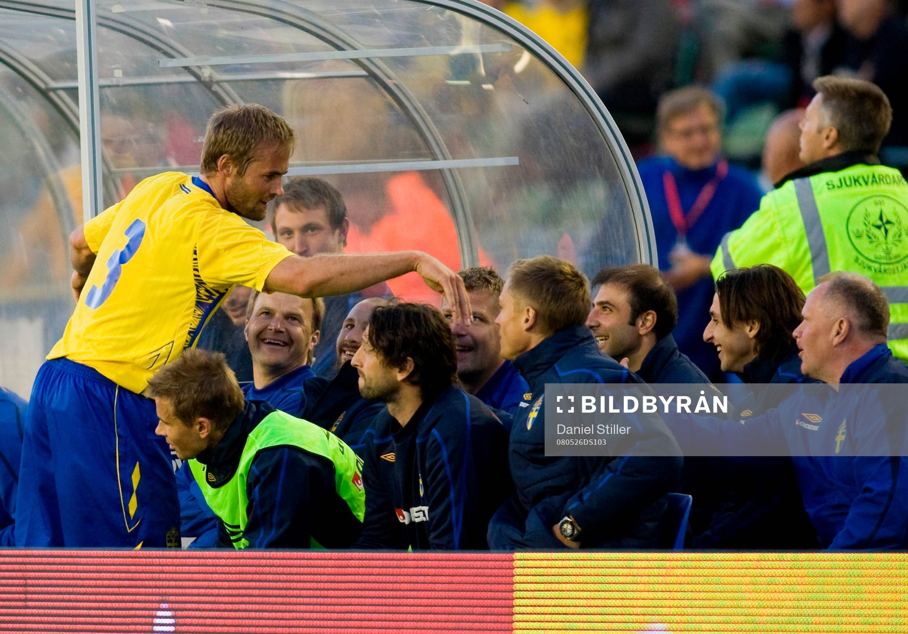 Olof Mellberg, Sverige, tackar avbytarbänken