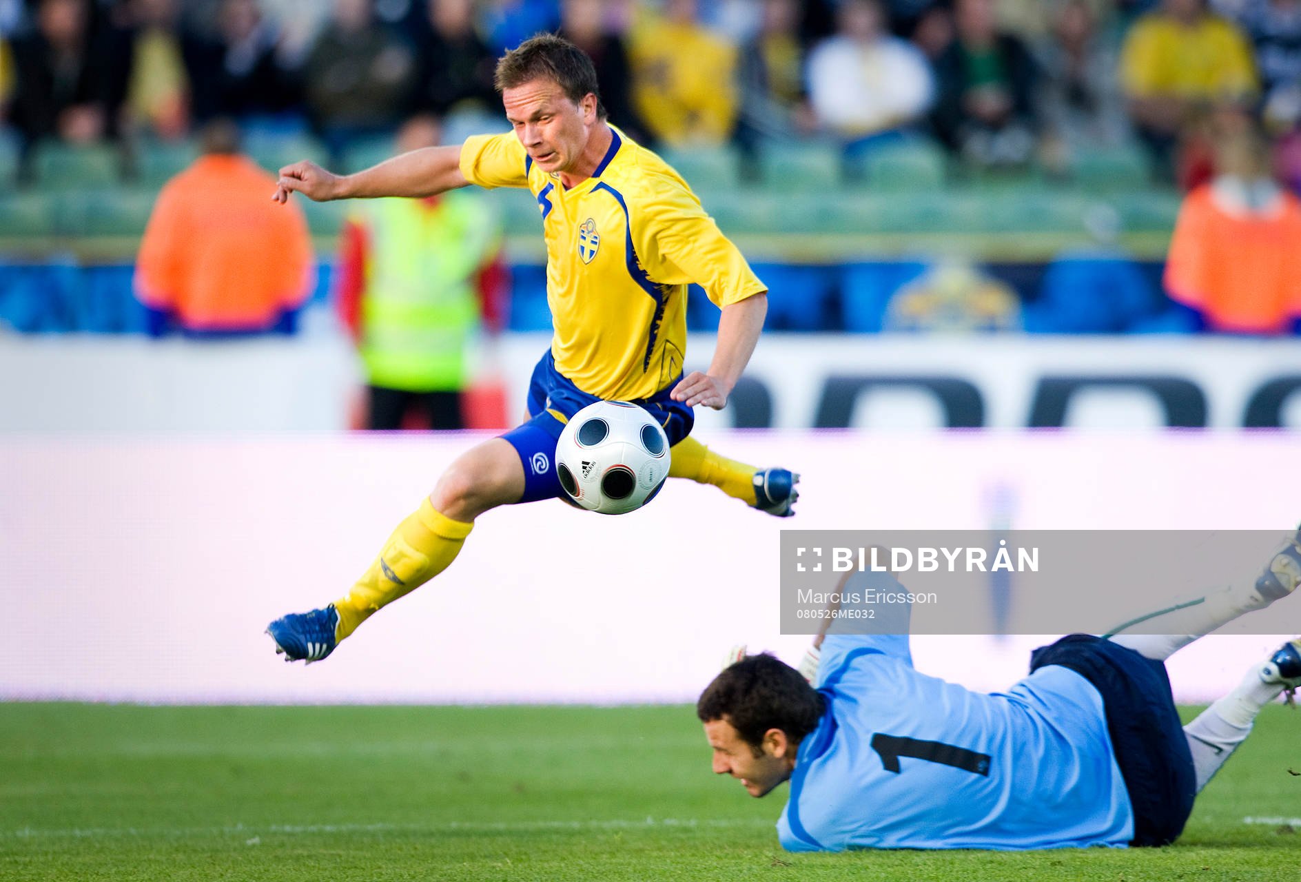 Tobias Linderoth, Sverige, flyger över Sloveniens målvakt