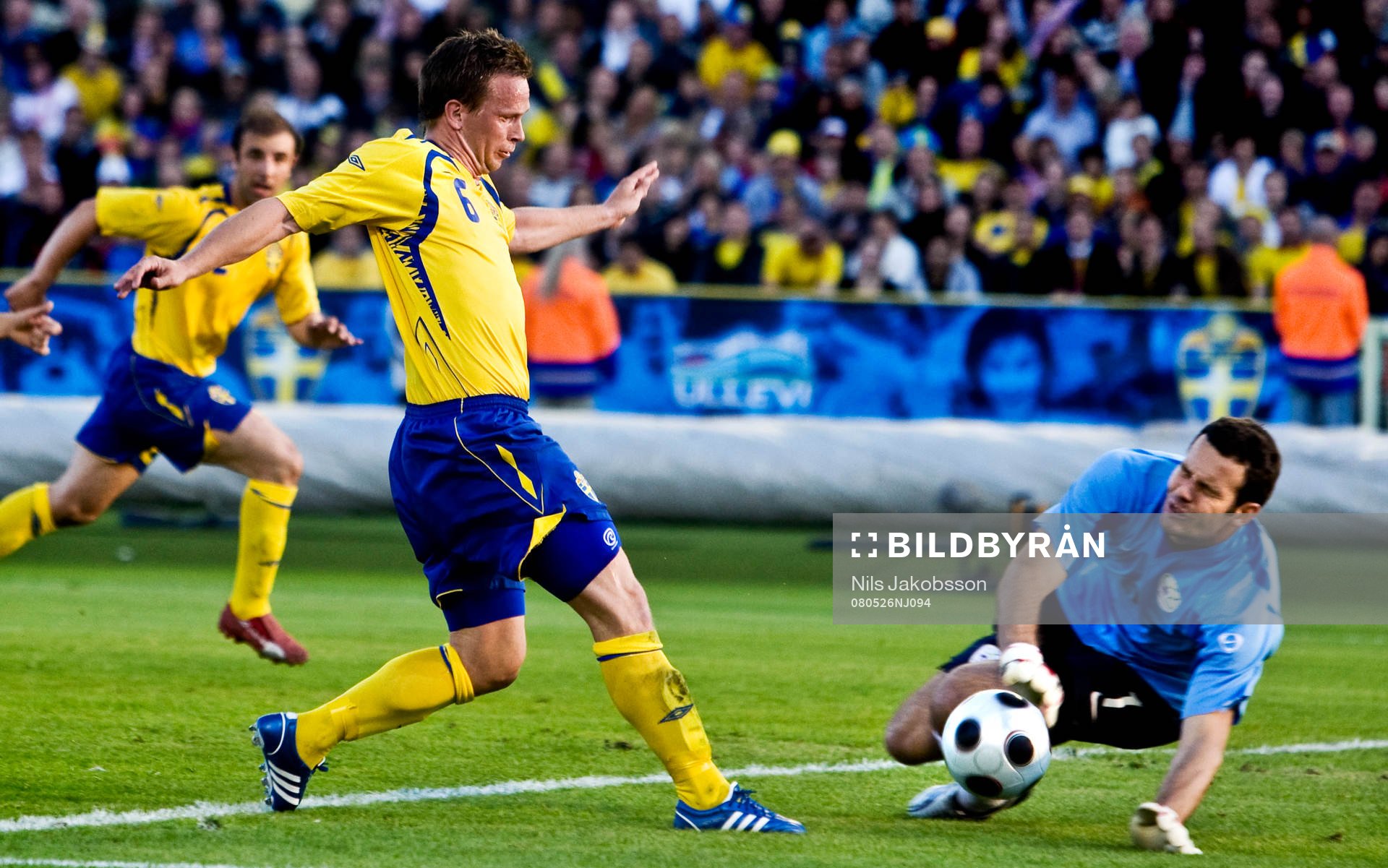 Tobias Linderoth, Sverige, gör mål på Samir Handanovic,