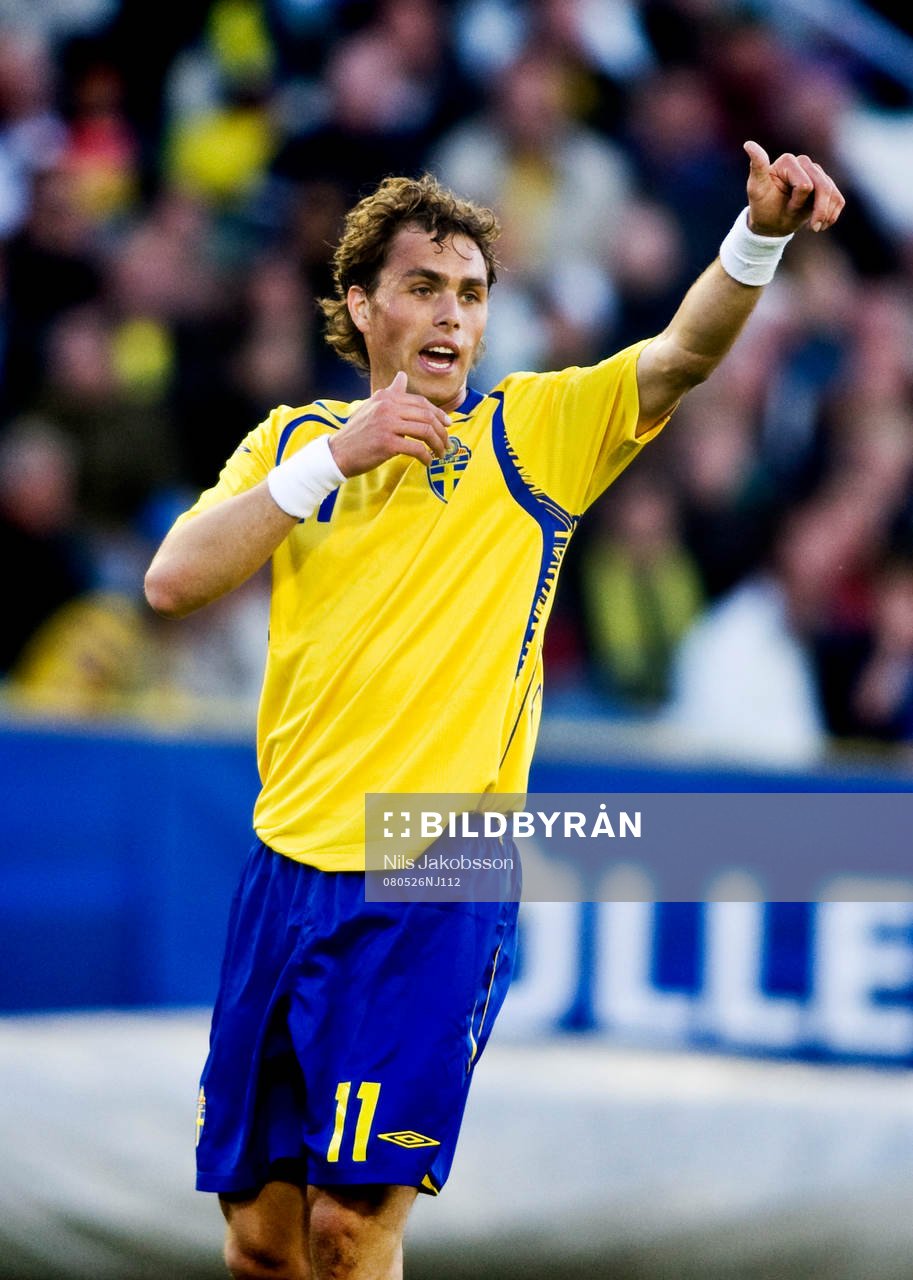 Johan Elmander, Sverige, ger tummen upp