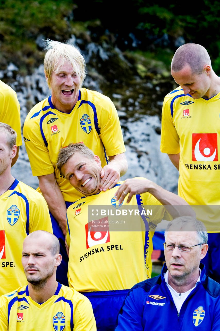 Petter Hansson och Marcus Allbäck skojar med varann,