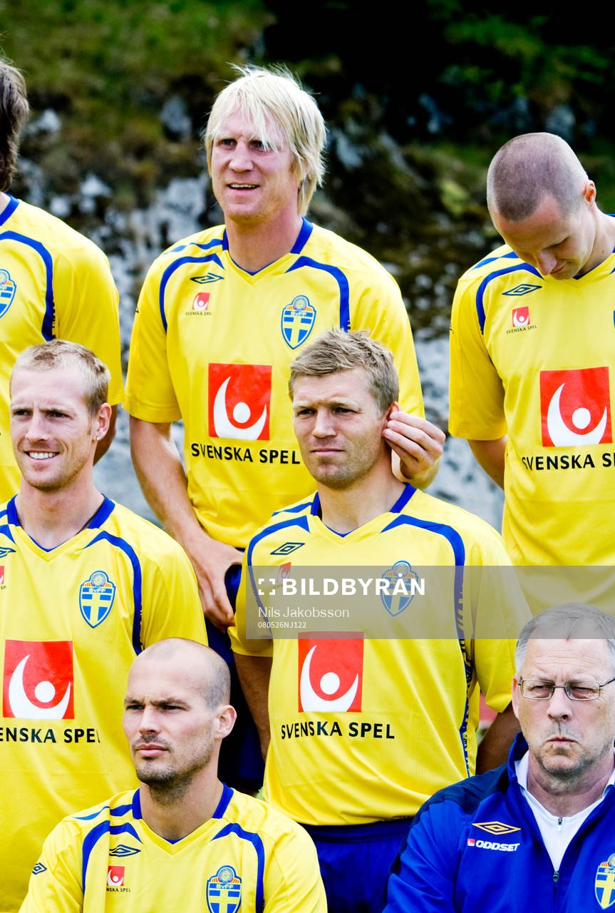 Petter Hansson och Marcus Allbäck skojar med varann,