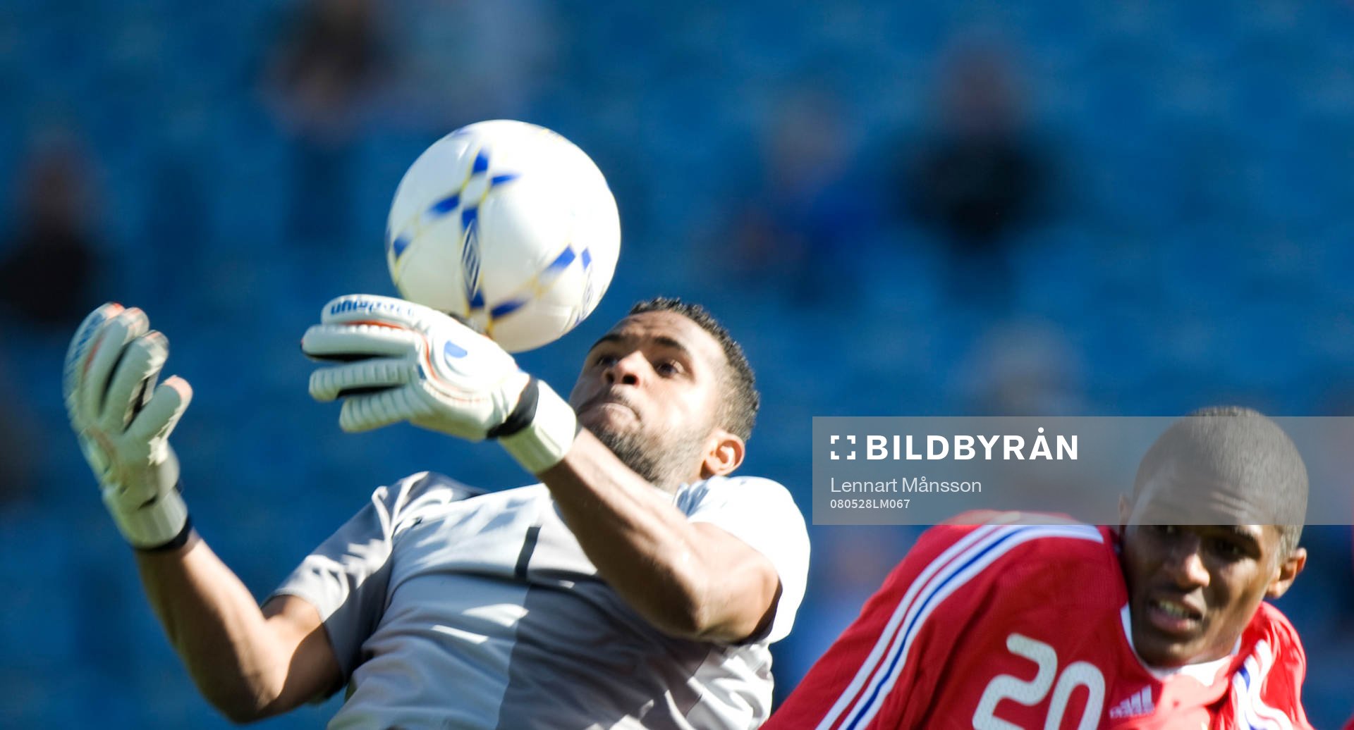  Portugals målvakt Ricardo Batista plockar ner framför Anthony Modeste.