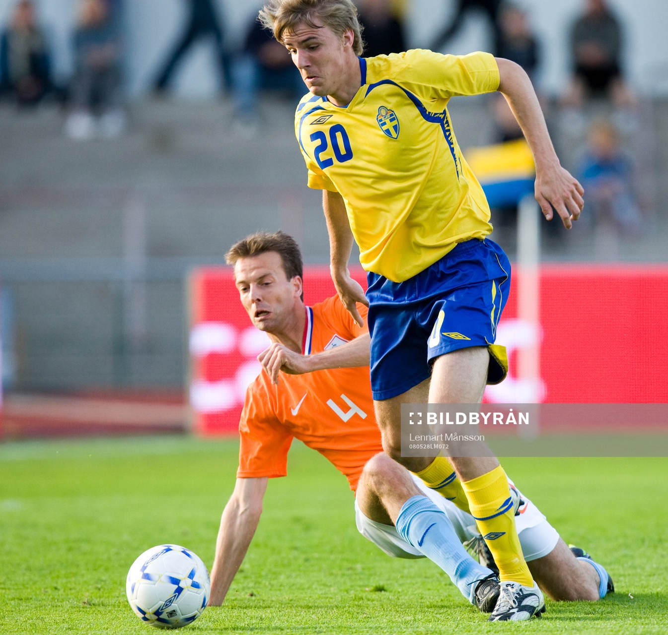 Johan Oremo nära göra mål, Barry Opdam på knä