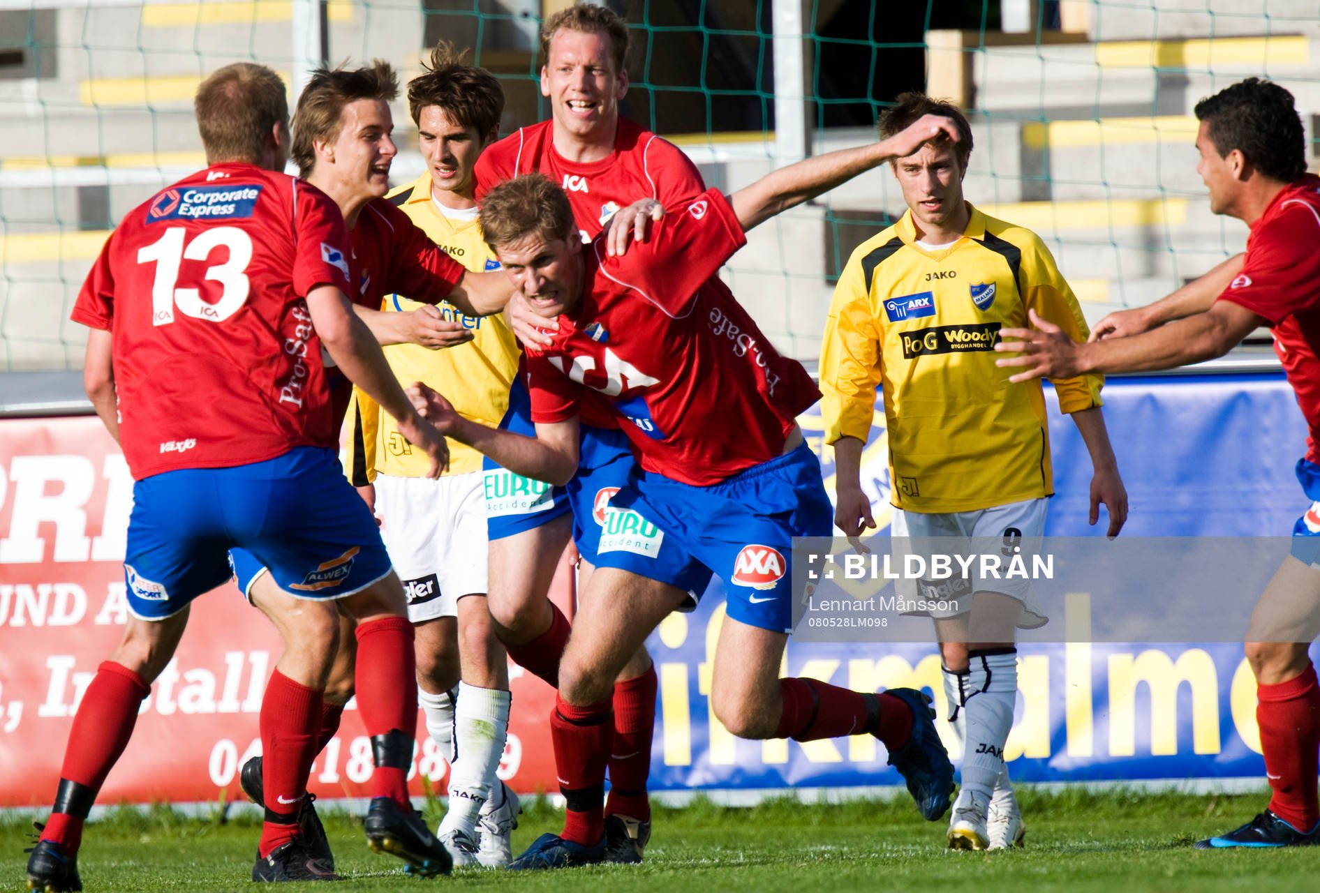 0-1, Mario Vasilj, som grattas av mittbackskollegan Fredrik