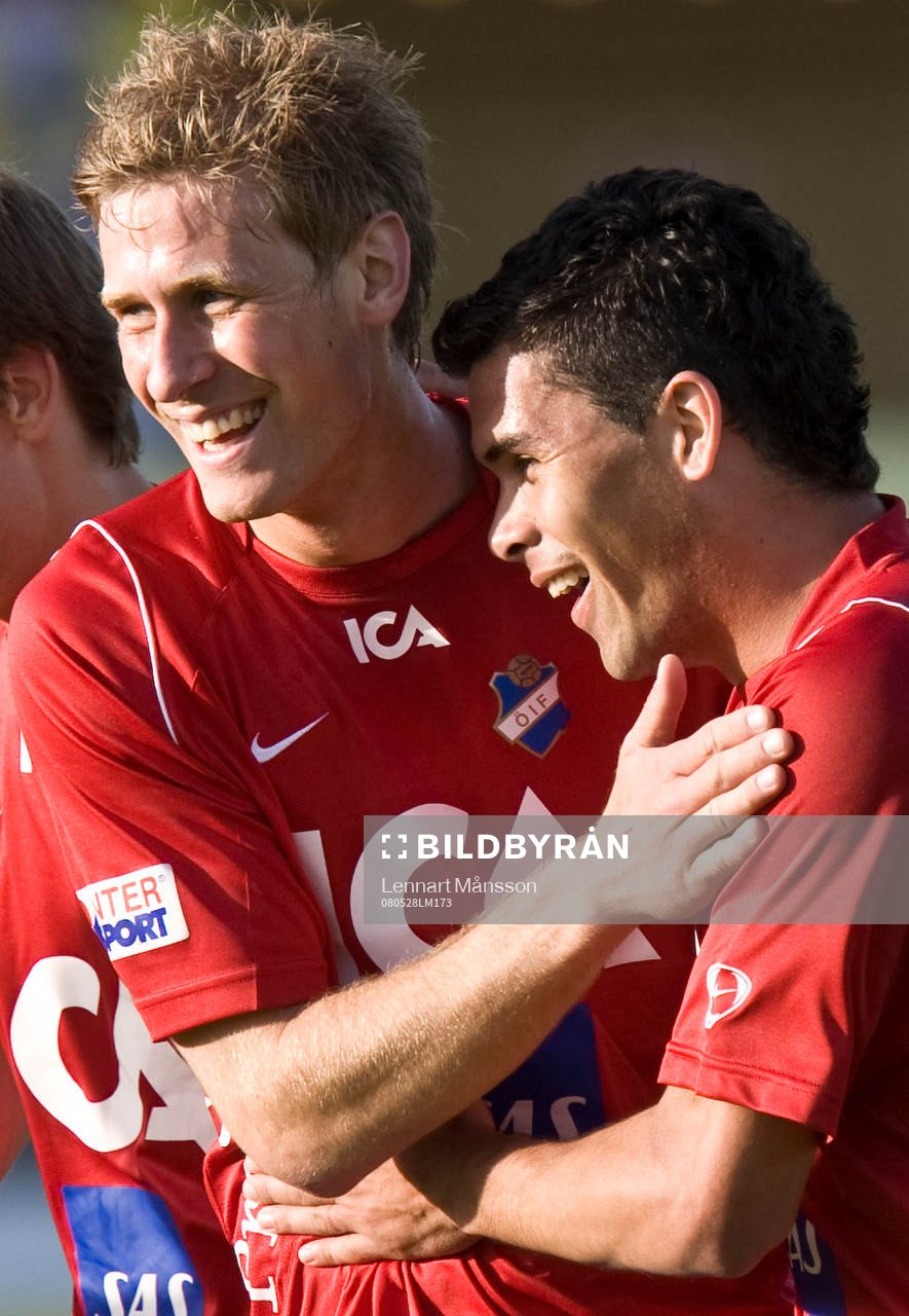 Östers 4-målsskytt Tomas Petry figrattas av Mario Vasilj