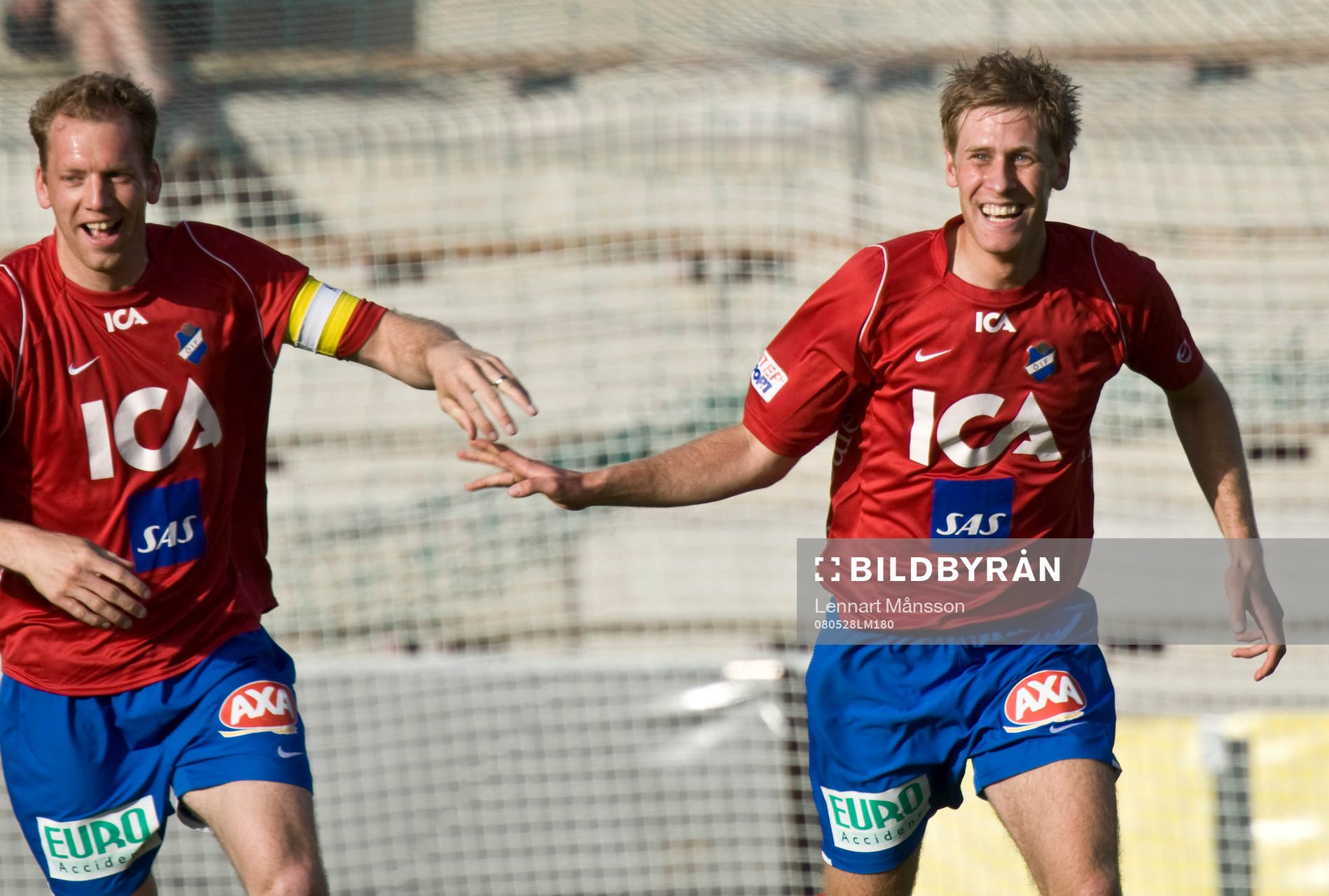 Mario Vasilj grattas av Fredrik Bild. Jubel