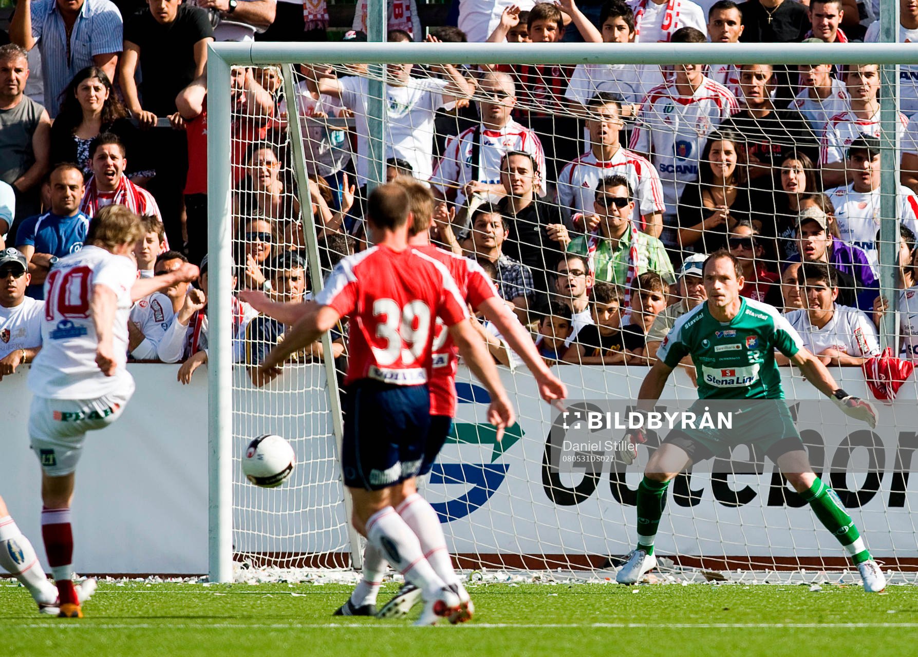 Göran Marklund, Assyriska, testar skott på mål. Dick