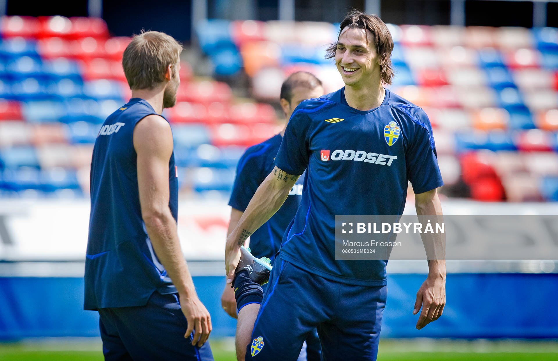 Zlatan Ibrahimovic skrattar med Olof Mellberg