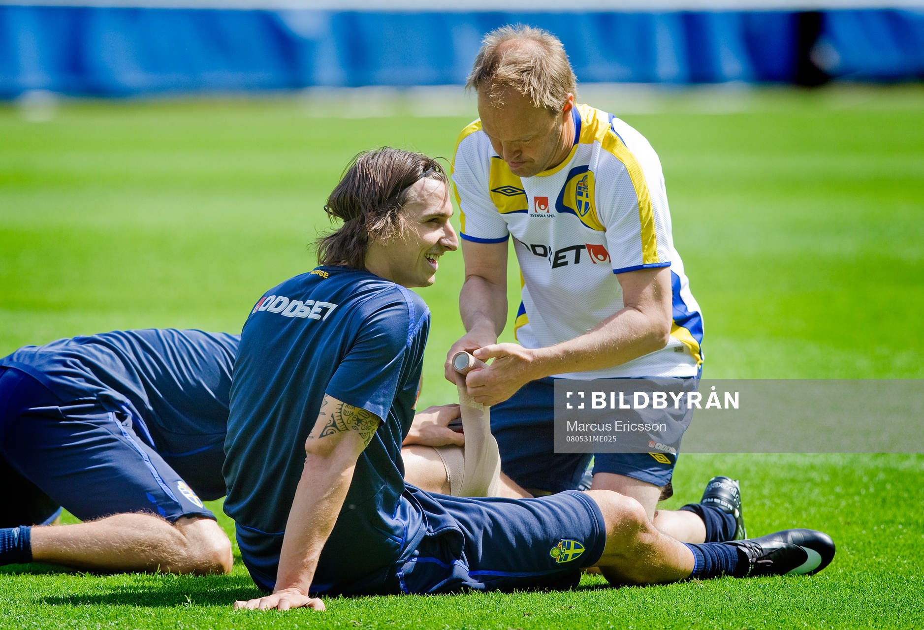 Zlatan Ibrahimovic får sitt knä omlindat