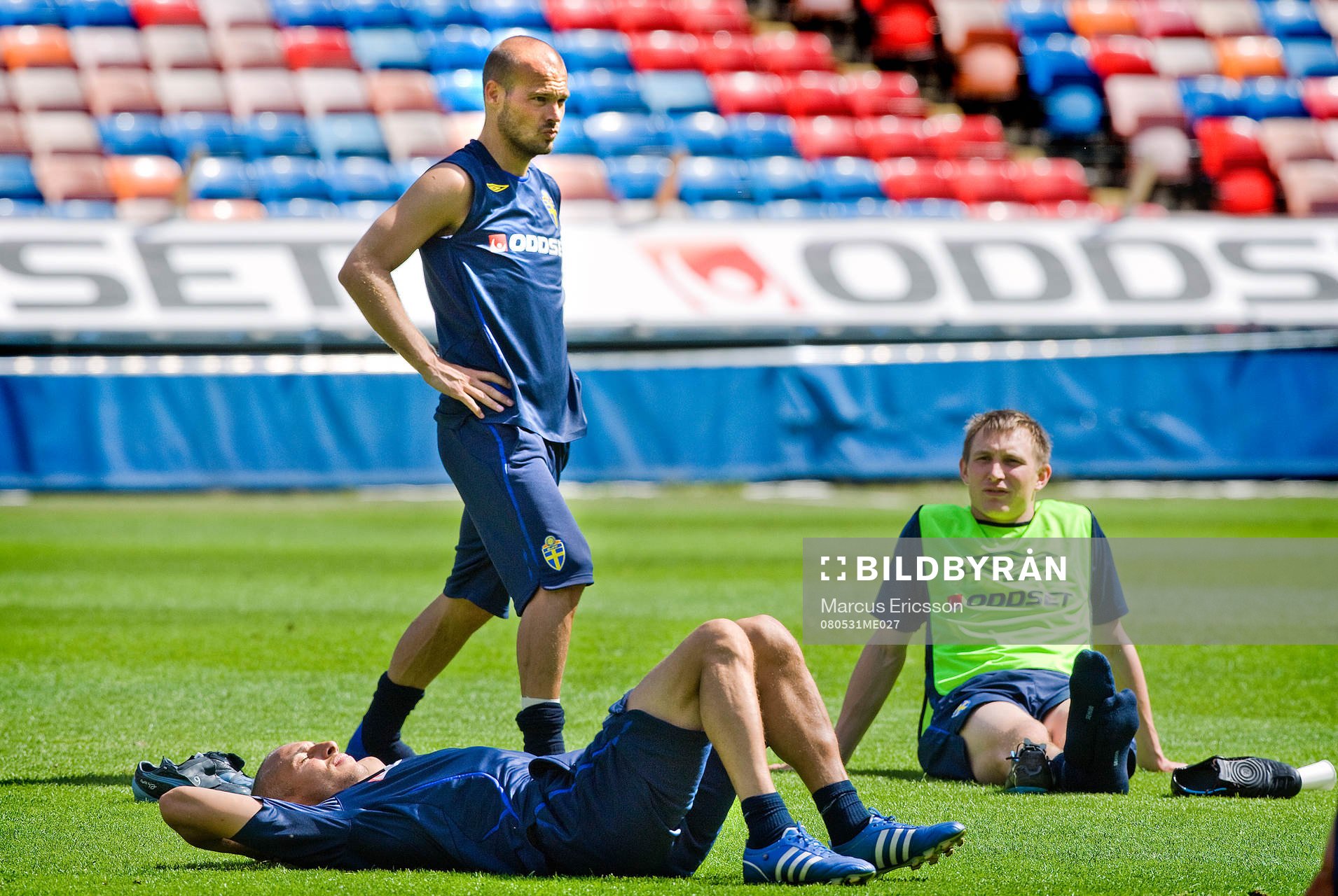 Fredrik Ljungberg stretchar lite medan Henrik Larsson och