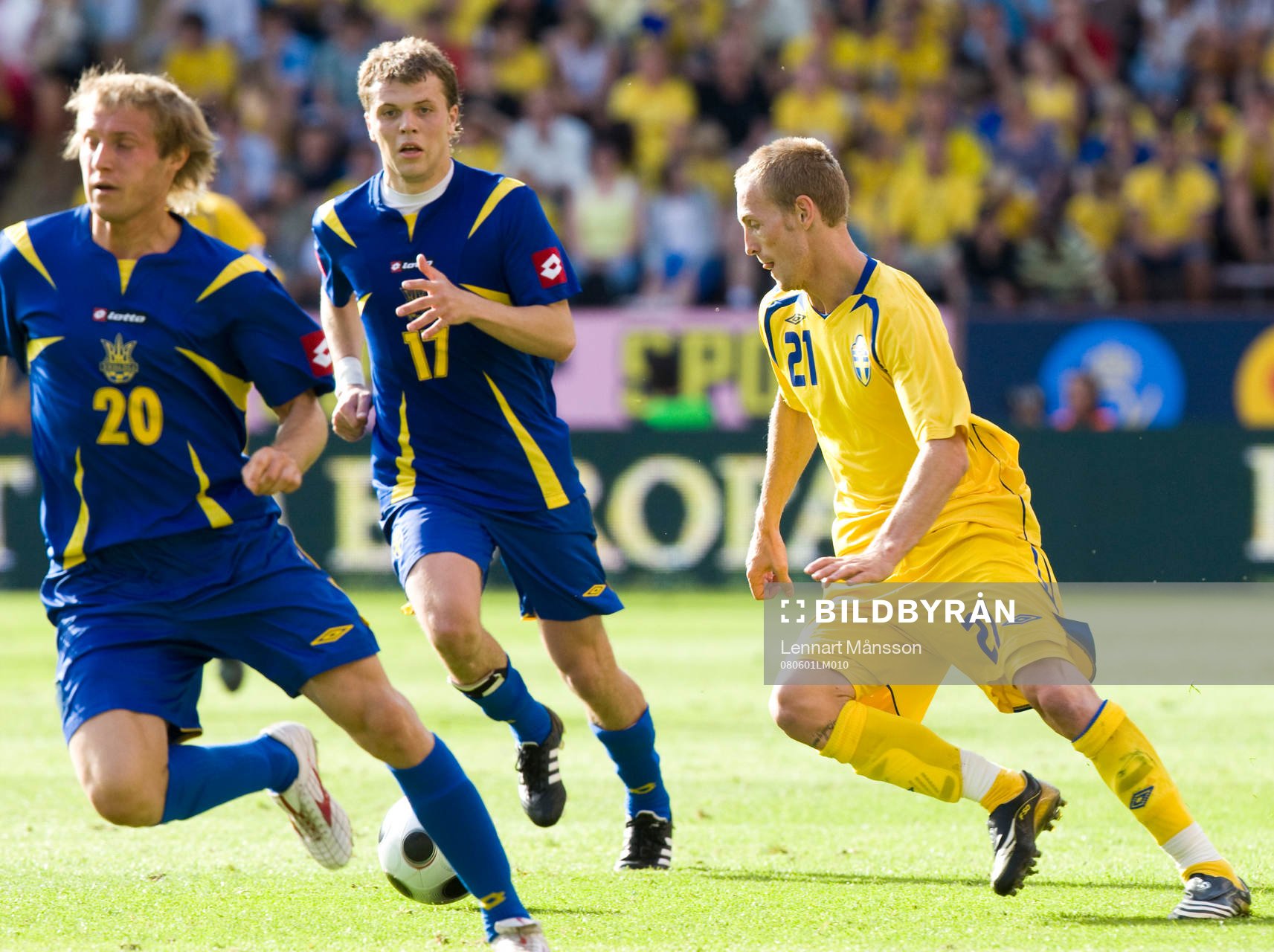 Christian Wilhelmsson skojar med två försvarare