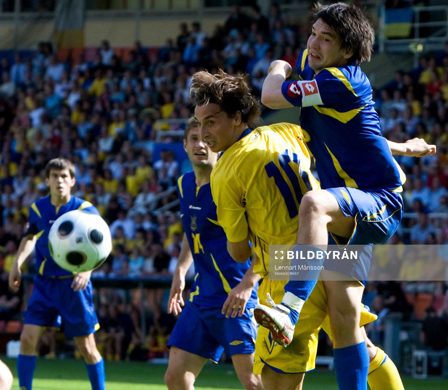 En Ukraina-försvarare klättrar på Zlatan Ibrahimovic