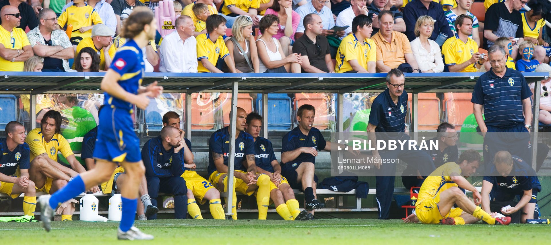  Johan Elmander skadad och Zlatan Ibrahimovic skadad på bänken till vänster, klart att Lars Lagerbäck ser bekymrad ut, liksom de båda läkarna.